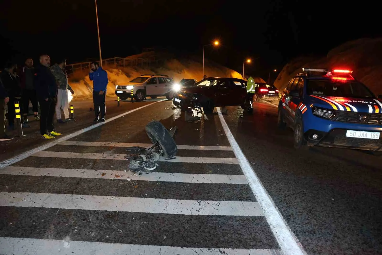 NEVŞEHİR'DE İKİ OTOMOBİLİN KAFA KAFAYA ÇARPIŞMASI SONUCU MEYDANA GELEN TRAFİK KAZASINDA, 3'Ü ÇİNLİ TURİST OLMAK ÜZERE 5 KİŞİ YARALANDI.