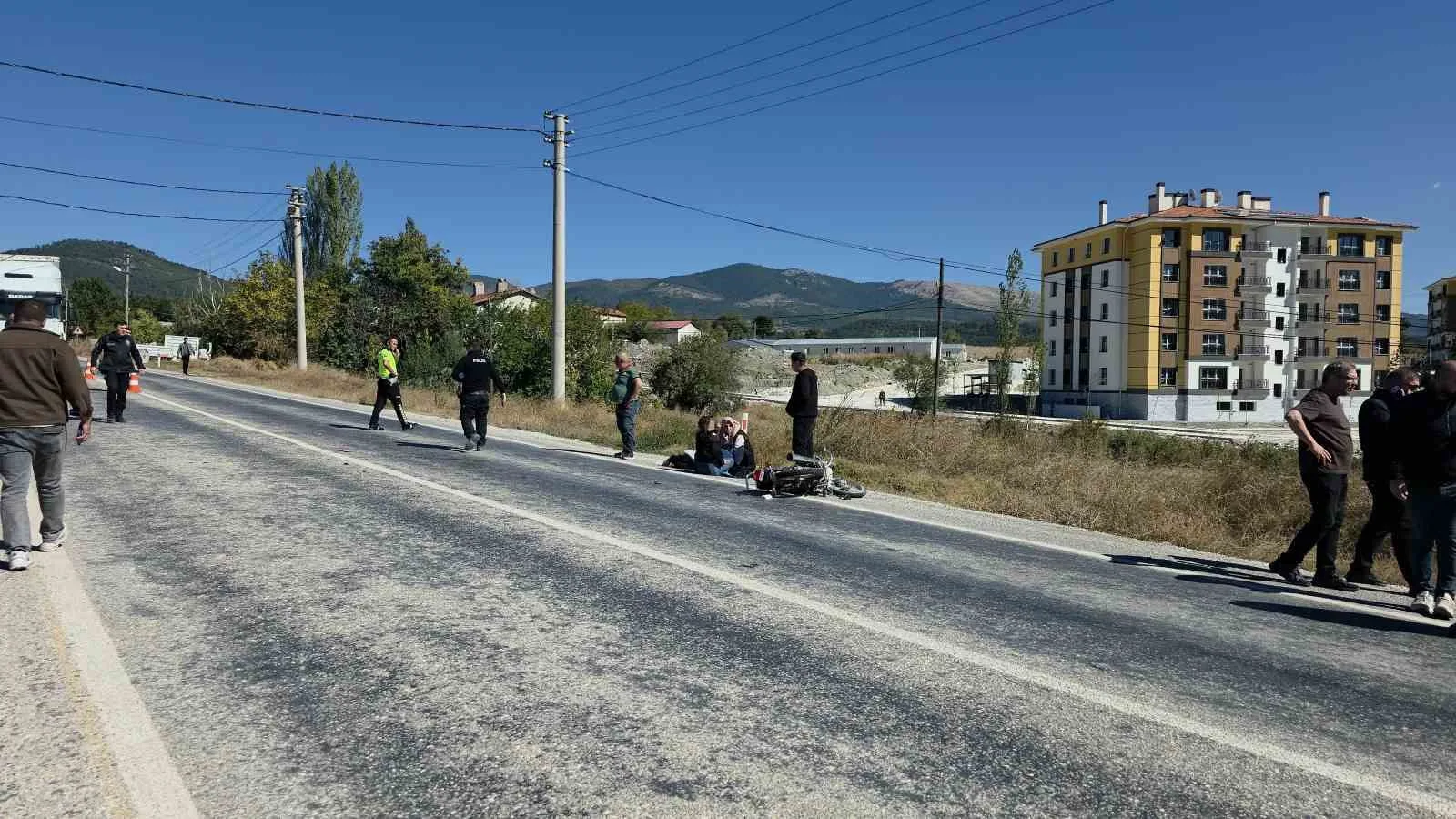 DOMANİÇ’TE OTOMOBİL İLE MOTOSİKLET ÇARPIŞTI: 1 GENÇ HAYATINI KAYBETTİ
