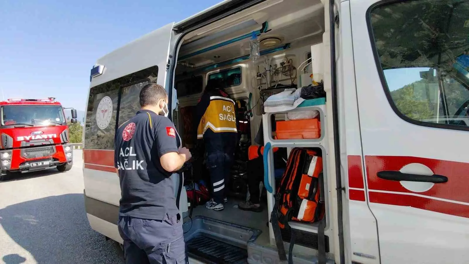 YARALILARA SAĞLIK EKİPLERİ TARAFINDAN OLAY YERİNDE İLK MÜDAHALE YAPILDI. ARDINDAN YARALILAR AMBULANSLARLA HASTANEYE KALDIRILDI.