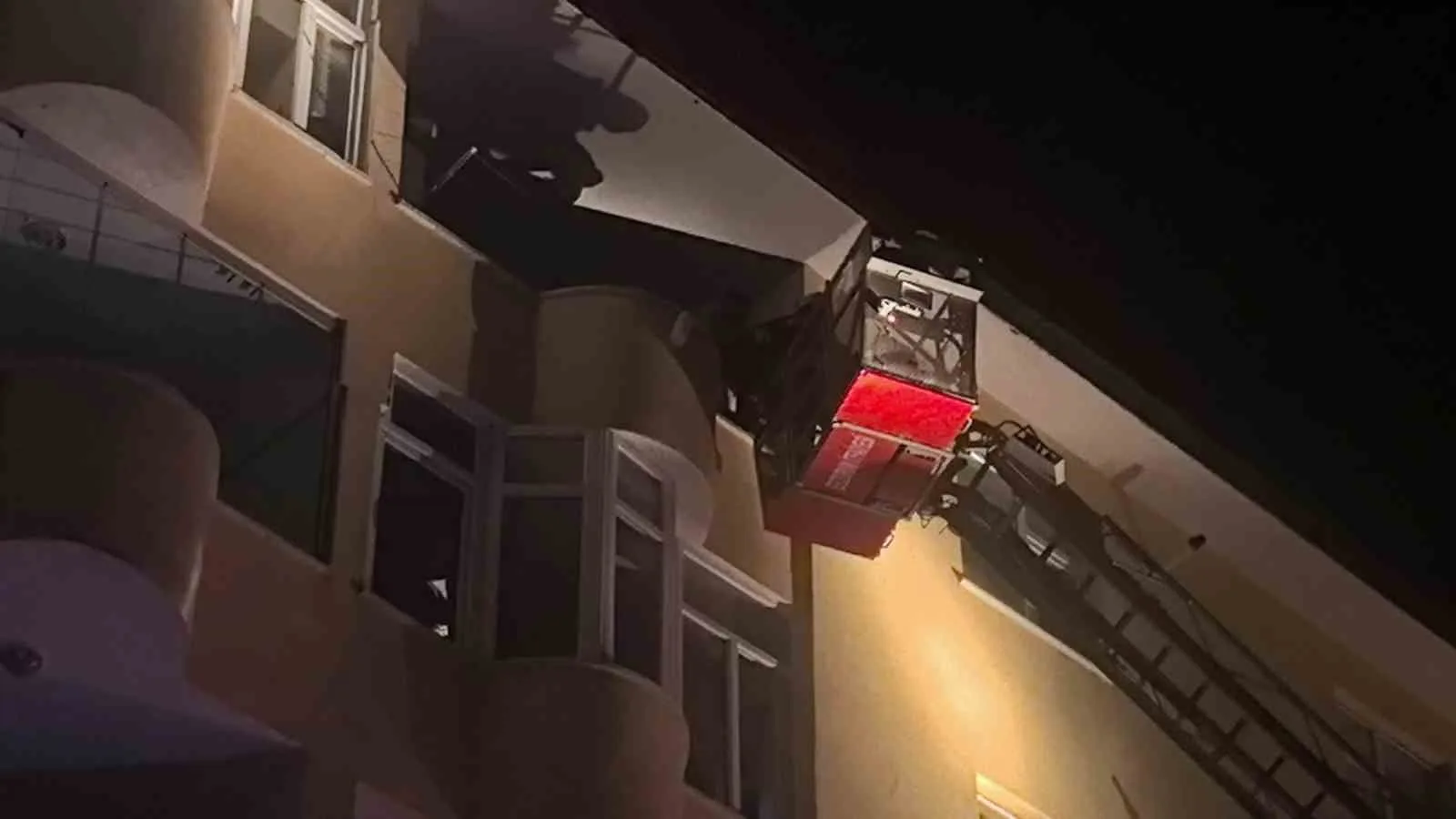 ERZURUM’UN PALANDÖKEN İLÇESİNDE BİR APARTMANIN 5’İNCİ KATINDA ÇIKAN YANGIN KORKU VE PANİĞE NEDEN OLDU. YOĞUN DUMAN NEDENİYLE ÜST KATLARDA MAHSUR KALAN VATANDAŞLAR İTFAİYE EKİPLERİNCE TAHLİYE EDİLİRKEN, YANGINDA CAN KAYBI VE YARALANMA YAŞANMADI.