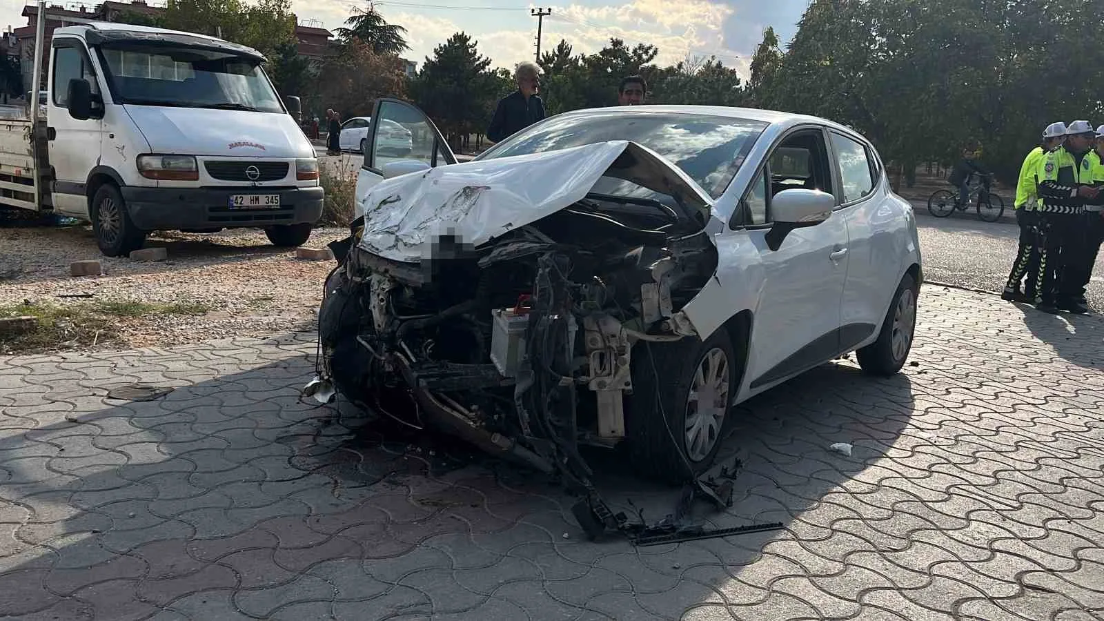 KONYA'DA REHABİLİTASYON MERKEZİ SERVİS MİNİBÜSÜ İLE OTOMOBİLİN ÇARPIŞMASI SONUCU 8'İ ÇOCUK 9 KİŞİ YARALANDI.