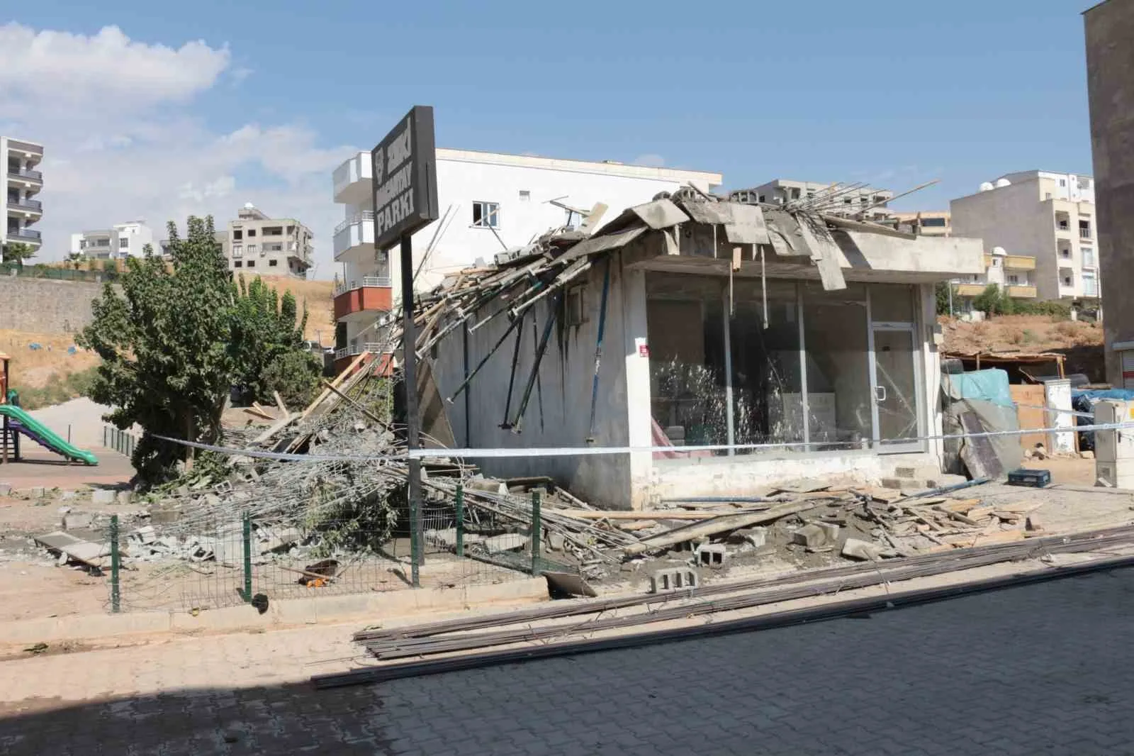 ŞIRNAK'IN CİZRE İLÇESİNDE İNŞAATTA MEYDANA GELEN GÖÇÜKTE 5 İŞÇİ BETON VE DEMİR YIĞINLARININ ALTINDA KALARAK YARALANDI.