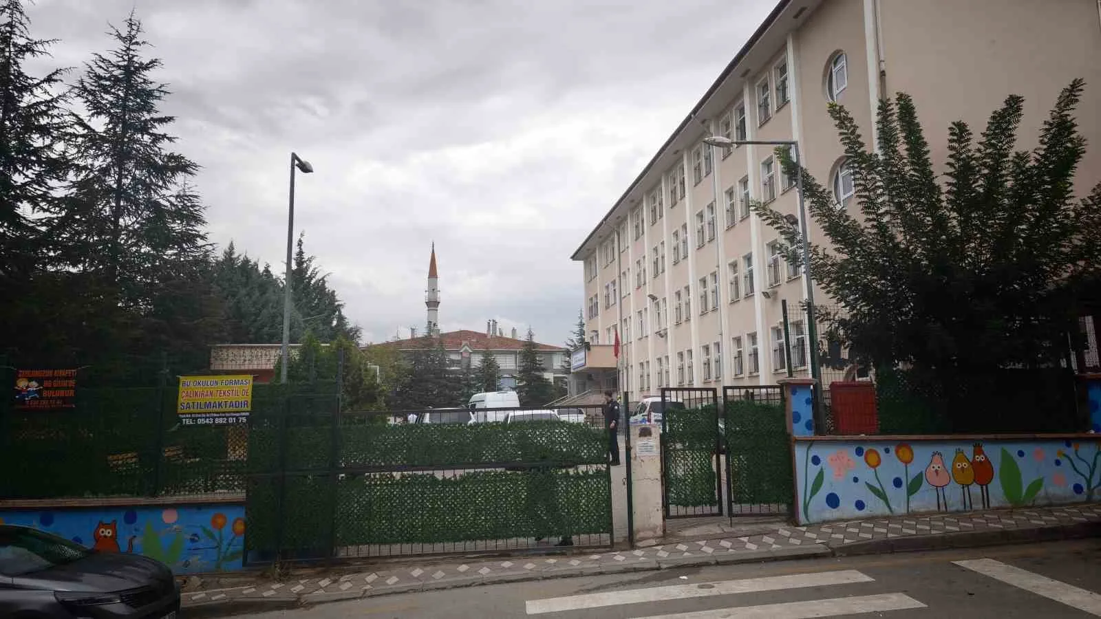 ANKARA'NIN ETİMESGUT İLÇESİNDEKİ BİR İLKOKULUN BAHÇESİNDE BOŞANMA AŞAMASINDAKİ EŞİ TARAFINDAN BIÇAKLANAN KADIN HAYATINI KAYBETTİ.
