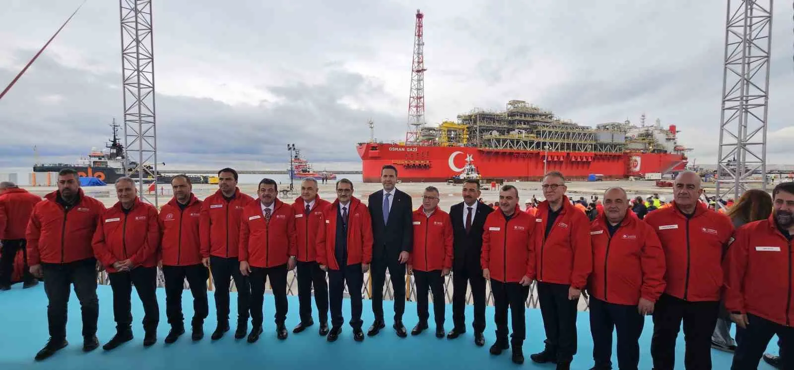 TÜRKİYE'NİN İLK YÜZER DOĞAL GAZ İŞLEME TESİSİ OSMAN GAZİ YÜZER ÜRETİM PLATFORMU, ZONGULDAK'IN FİLYOS BELDESİNDEN SAKARYA GAZ SAHASI'NA UĞURLANDI. ENERJİ VE TABİİ KAYNAKLAR BAKANI ALPARSLAN BAYRAKTAR, KARADENİZ'DEKİ DOĞAL GAZ ÜRETİMİNİN 2027 YILINDA GÜNLÜK 20 MİLYON, 2028 YILINDA İSE 45 MİLYON METREKÜPE ÇIKARILMASININ HEDEFLENDİĞİNİ AÇIKLADI. BAYRAKTAR, YENİ ÜRETİM KAPASİTESİYLE 2028 YILINDA YAKLAŞIK 17 MİLYON HANENİN KARADENİZ GAZINI KULLANACAĞINI SÖYLEDİ.
