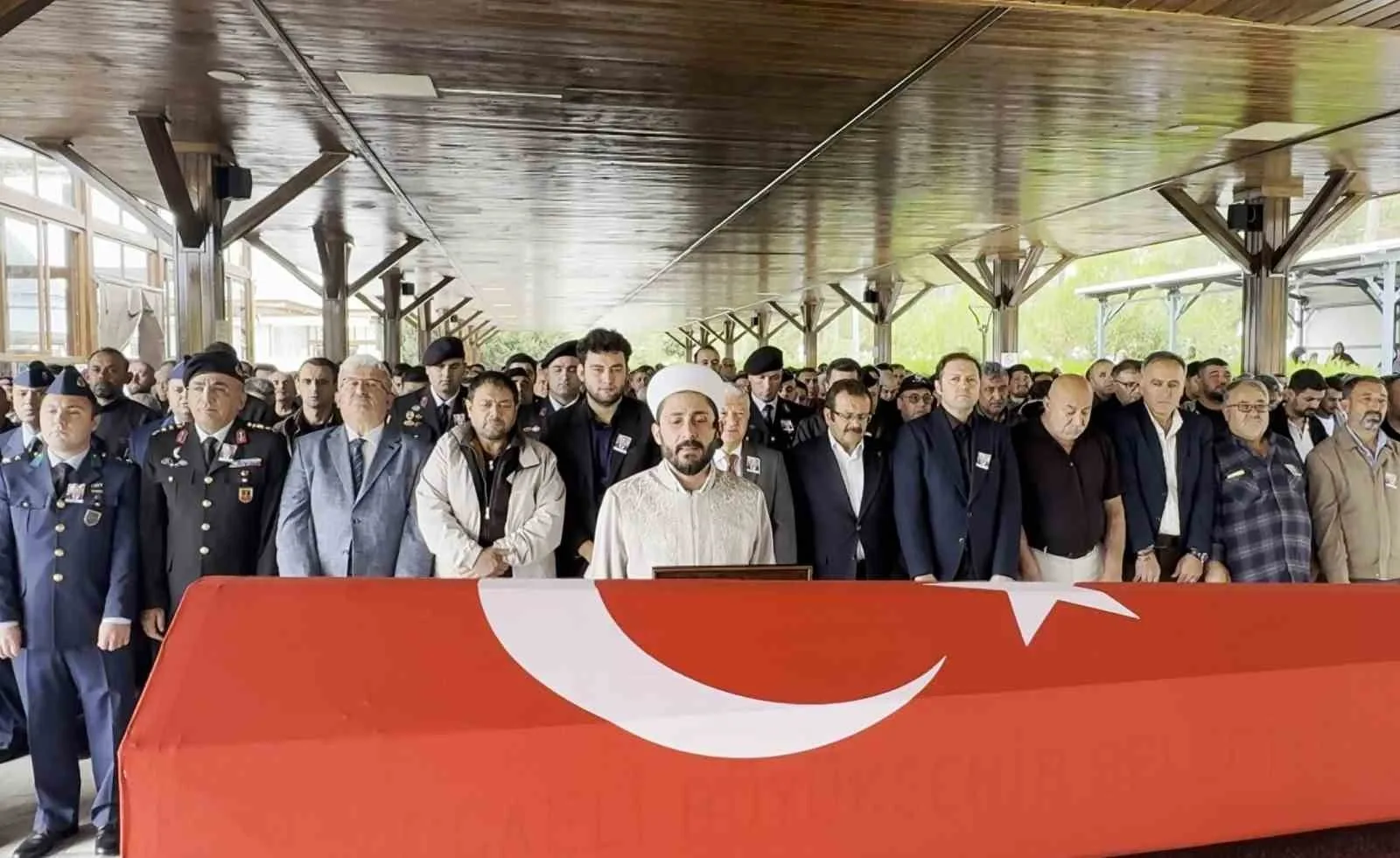 KOCAELİ DE SPOR YAPTIĞI SIRADA GEÇİRDİĞİ KALP KRİZİ SONUCU HAYATINI KAYBEDEN JANDARMA ASTSUBAY BAŞÇAVUŞ İBRAHİM AY MEMLEKETİ AKSARAY’DA DÜZENLENEN ASKERİ TÖRENİN ARDINDAN GÖZYAŞLARIYLA TOPRAĞA VERİLDİ.