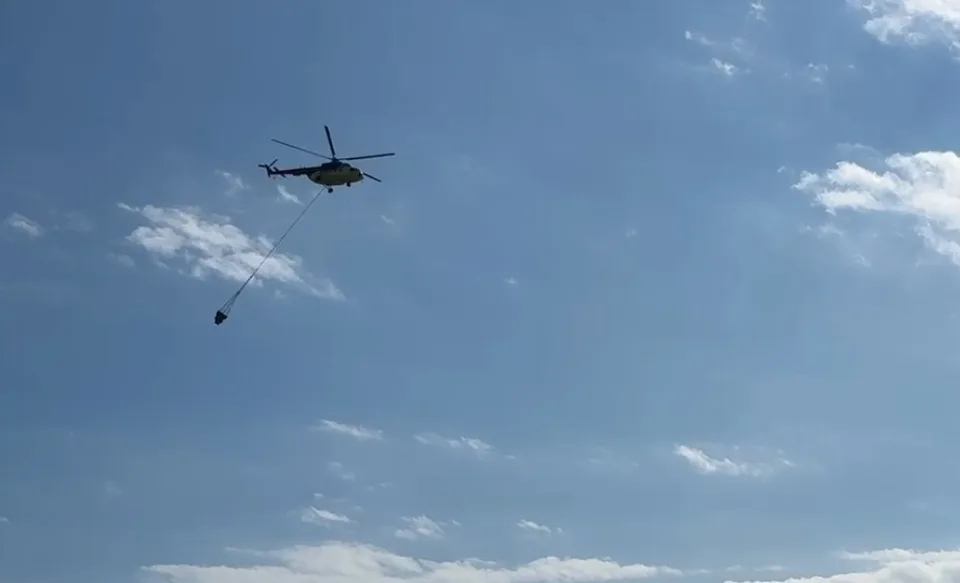 YANGINA 2 UÇAK, 4 HELİKOPTER, 8 ARAZÖZ, 3 SU İKMAL ARACI, 2 İLK MÜDAHALE ARACIYLA 75 YANGIN İŞÇİSİ VE İTFAİYE EKİPLERİ, HAVADAN VE KARADAN MÜDAHALEDE BULUNUYOR.