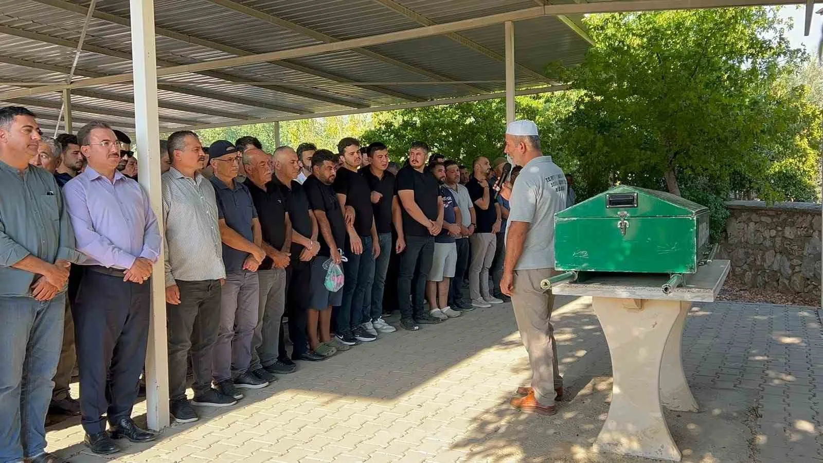 MUĞLA'NIN FETHİYE İLÇESİNDE İDDİAYA GÖRE ÖZEL BİR KLİNİKTE OLDUĞU DİŞ TEDAVİSİNİN ARDINDAN FENALAŞAN 5 YAŞINDAKİ HATİCE SERRA KIL HAYATINI KAYBEDERKEN, KÜÇÜK KIZ GÖZ YAŞLARI İÇİNDE SON YOLCULUĞUNA UĞURLANDI.