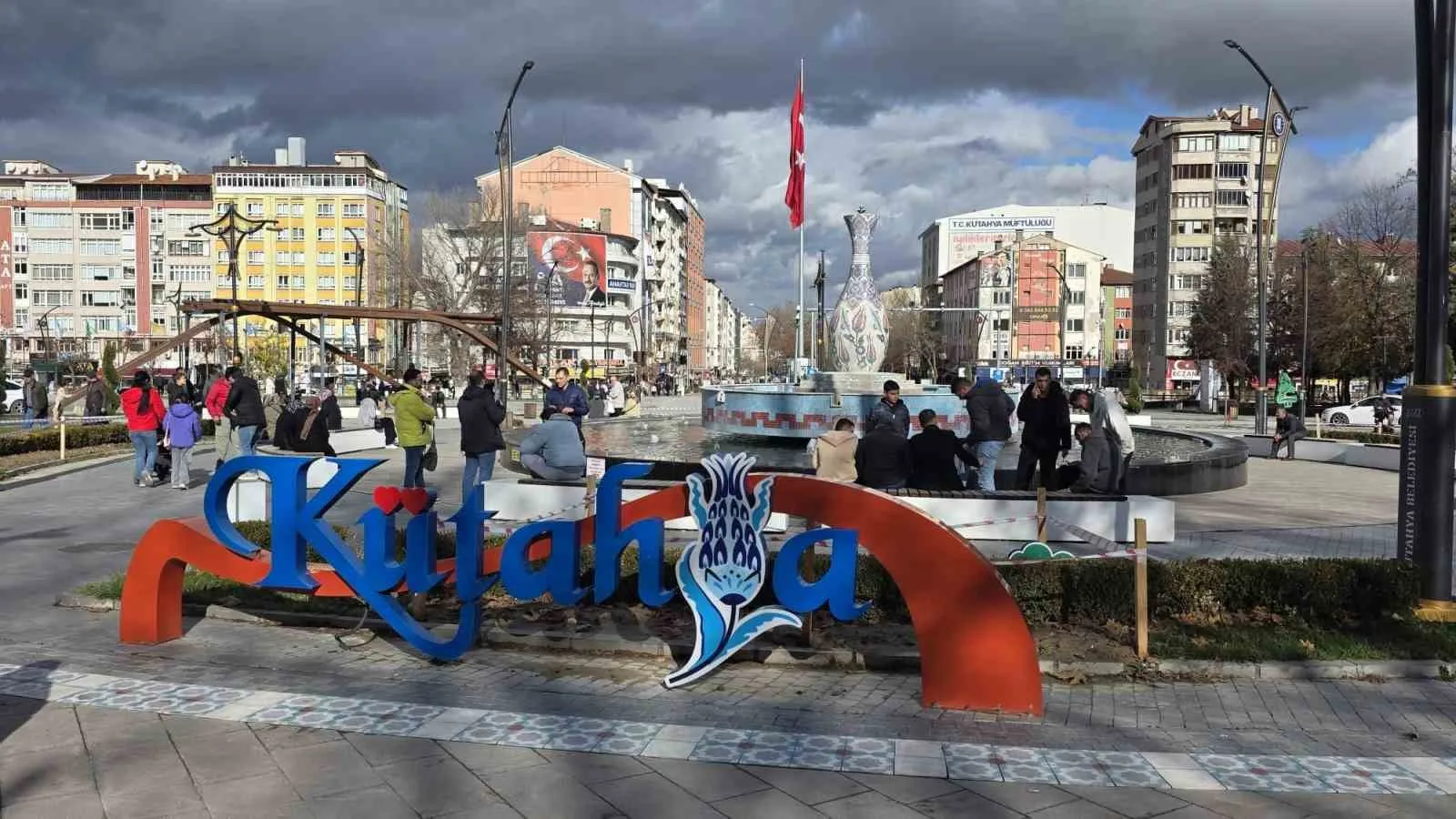 KÜTAHYA, TÜRKİYE'NİN EN MUTLU ŞEHİRLERİ SIRALAMASINDA YÜZDE 73,76'LIK MUTLULUK ORANIYLA 5'İNCİ SIRADA YER ALDI.