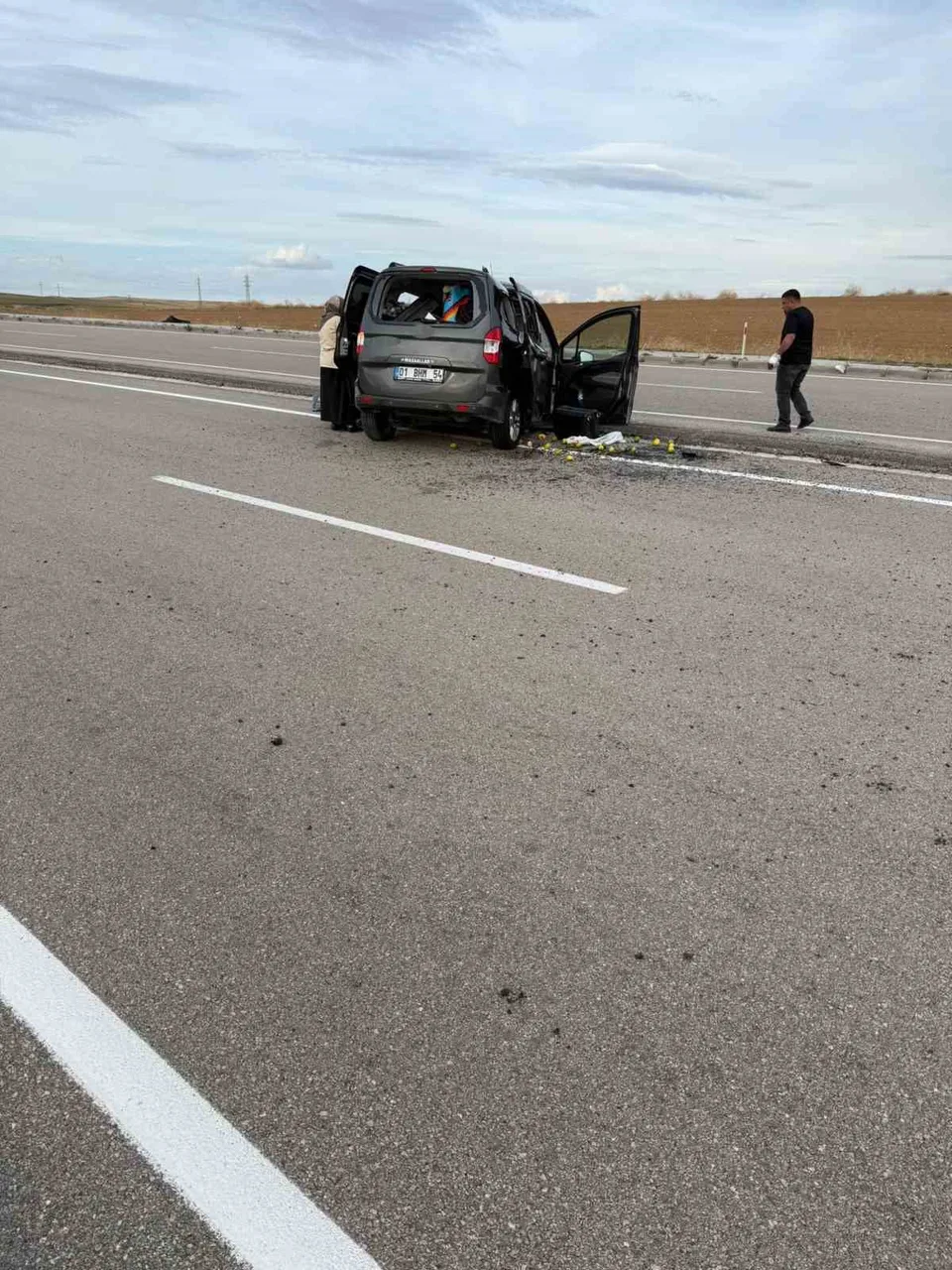 POLATLI’DA FARKLI NOKTALARDA MEYDANA GELEN İKİ AYRI TRAFİK KAZASINDA TOPLAM 5 KİŞİ YARALANDI. KAZALARDA TAKLA ATAN OTOMOBİLLERDEN BİRİNDE 4 KİŞİLİK AİLE BULUNURKEN, DİĞER KAZADA YARALANAN SÜRÜCÜ HASTANEYE KALDIRILDI.