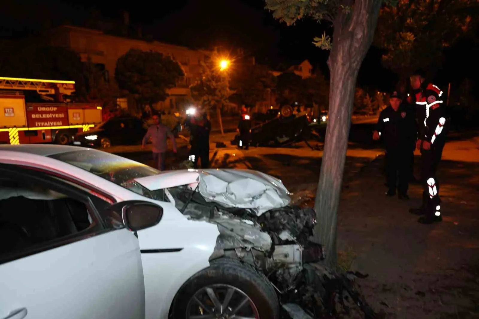 NEVŞEHİR’İN ÜRGÜP İLÇESİNDE İKİ OTOMOBİLİN YARIŞ YAPTIĞI SIRADA KAVŞAKTA DÖNÜŞ YAPMAK İSTEYEN BAŞKA BİR OTOMOBİLE ÇARPMASI SONUCU MEYDANA GELEN KAZADA 6 KİŞİ YARALANDI.