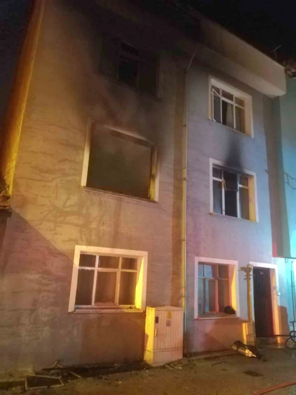 KÜTAHYA'DA 3 KATLI BİNADA ÇIKAN YANGINDA YARALANAN ŞAHIS, KALDIRILDIĞI HASTANEDE HAYATINI KAYBETTİ.