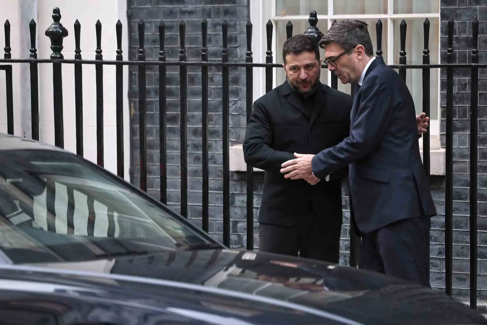 İNGİLTERE BAŞBAKANI BURNHAM, BAŞKENT LONDRA’DAKİ BAŞBAKANLIK KONUTUNDA UKRAYNA DEVLET BAŞKANI VLADİMİR ZELENSKİY İLE BİR ARAYA GELDİ.