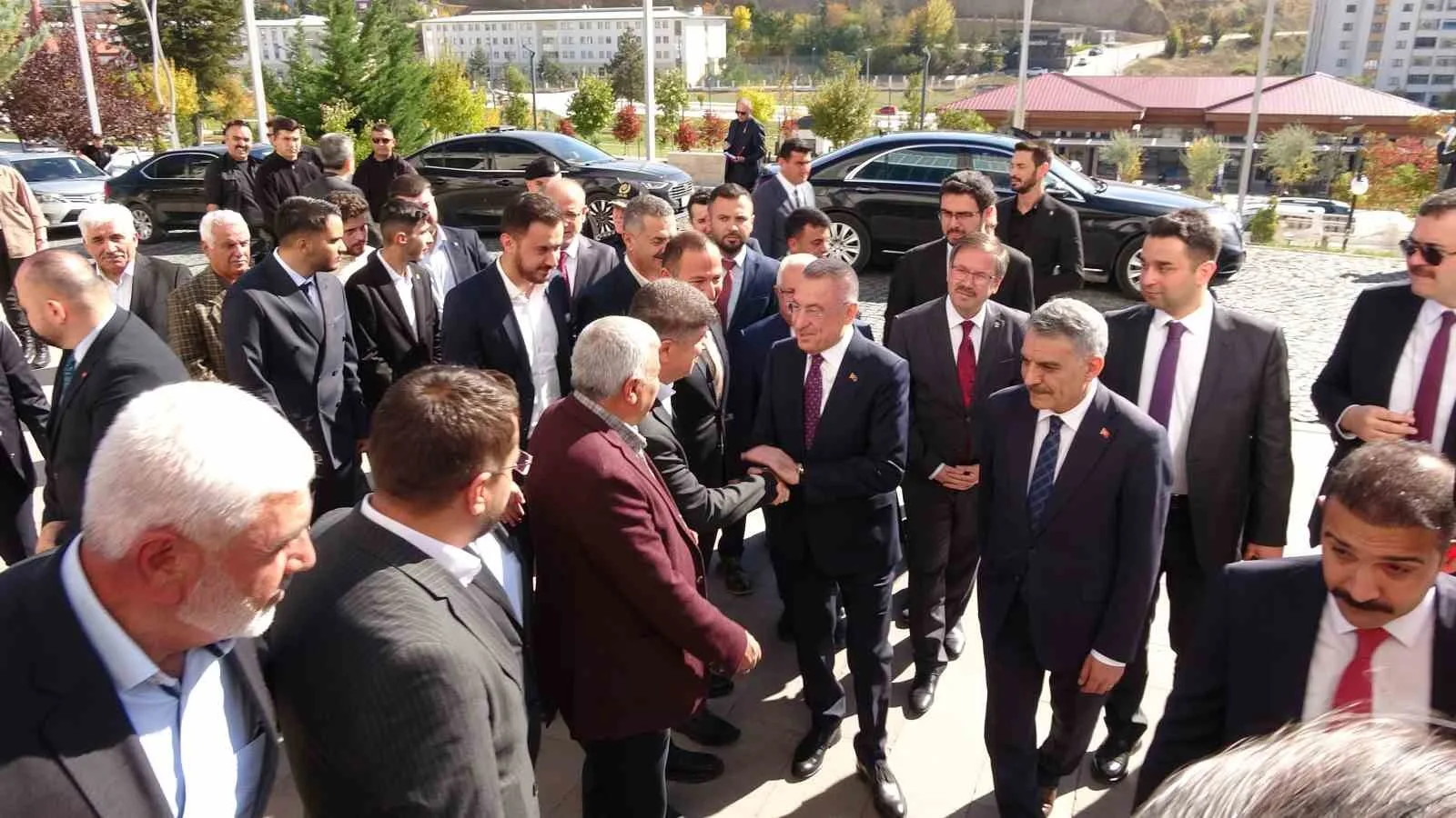 TBMM DIŞİŞLERİ KOMİSYONU BAŞKANI VE ANKARA MİLLETVEKİLİ FUAT OKTAY, BİR DİZİ ZİYARETLERDE BULUNMAK ÜZERE YOZGAT'A GELDİ.