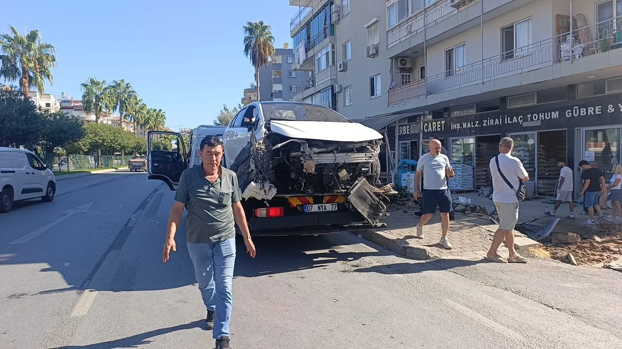 ANTALYA’NIN ALANYA İLÇESİNDE KONTROLDEN ÇIKAN OTOMOBİL, ÖNCE YOLUN KARŞISINA GEÇMEYE ÇALIŞAN GENÇ KIZA, ARDINDAN OTOBÜS BEKLEYEN KARI KOCANIN BULUNDUĞU DURAĞA ÇARPTI. KAZADA 3 KİŞİ YARALANIRKEN, YARALILARDAN GENÇ KIZIN HAYATİ TEHLİKESİNİN BULUNDUĞU ÖĞRENİLDİ. KAZA ANI GÜVENLİK KAMERASINA SANİYE SANİYE YANSIDI.