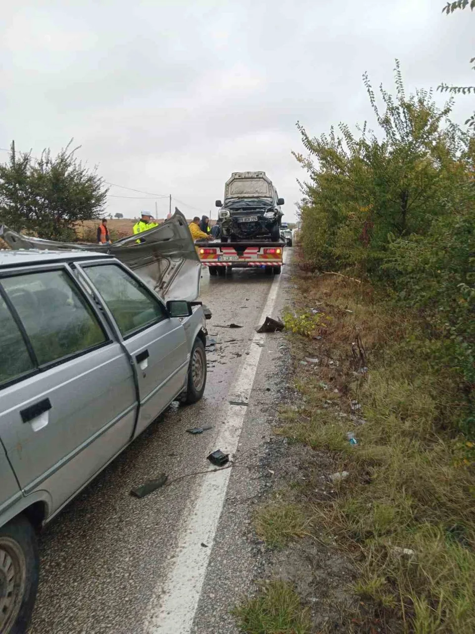 TEKİRDAĞ'IN ŞARKÖY İLÇESİNDE HAFİF TİCARİ ARAÇ İLE OTOMOBİLİN ÇARPIŞTIĞI KAZADA 2'Sİ ÇOCUK 7 KİŞİ YARALANDI.