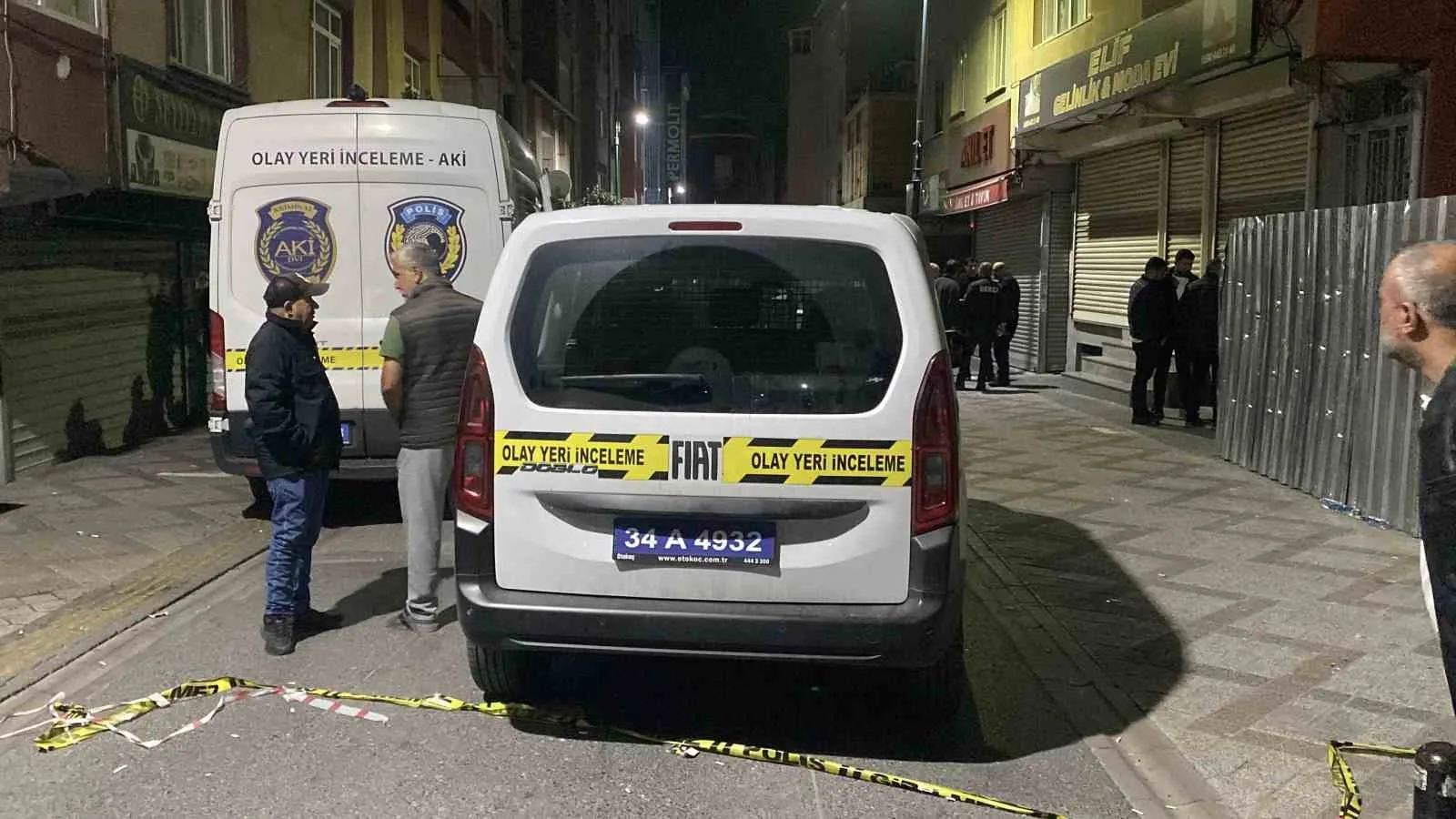 BAĞCILAR’DA SOKAKTA YÜRÜYEN BİR KİŞİ, KİMLİĞİ HENÜZ BELİRLENEMEYEN BİR ŞAHSIN SİLAHLI SALDIRISINA UĞRAYARAK HAYATINI KAYBETTİ. POLİS EKİPLERİ, SALDIRGANIN YAKALANMASI İÇİN ÇALIŞMA BAŞLATTI.