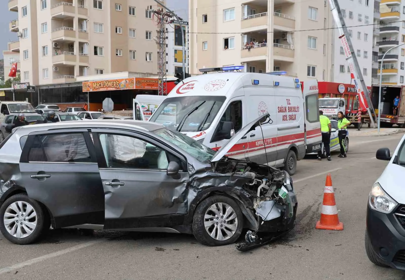 ADANA’NIN KOZAN İLÇESİNDE VOLKSWAGEN PASSAT İLE SUZUKİ MARKA OTOMOBİLİN SÜRÜCÜLERİNİN KAVŞAKTA ÇARPIŞMASI SONUCU 4 KİŞİ YARALANDI. ÇARPIŞMANIN ŞİDDETİYLE SAVRULAN PASSAT, YOL KENARINDAKİ İNŞAAT ALANININ BAHÇESİNE GİRDİ.