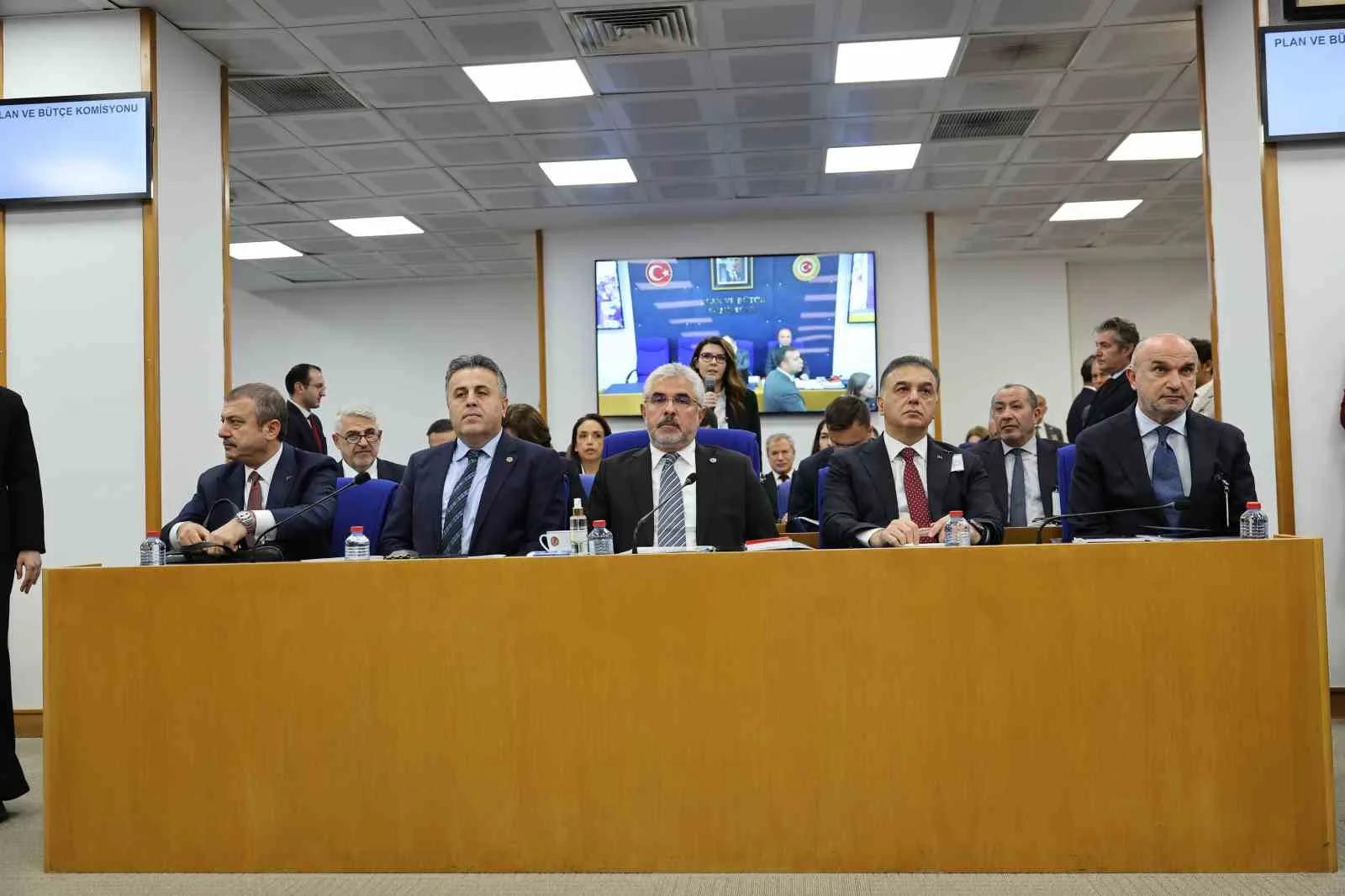 KOMİSYONDA TASFİYESİNE KARAR VERİLEN BAZI YATIRIM FONLARININ YATIRIMCILARININ HAKLARININ KORUNMASI VE FONLARDAKİ VARLIKLARIN GERİ KAZANIM SÜRECİNİN DÜZENLENMESİNİ AMAÇLAYAN ‘TASFİYESİNE KARAR VERİLEN BAZI YATIRIM FONLARI HAKKINDA KANUN TEKLİFİ' GÖRÜŞÜLDÜ.