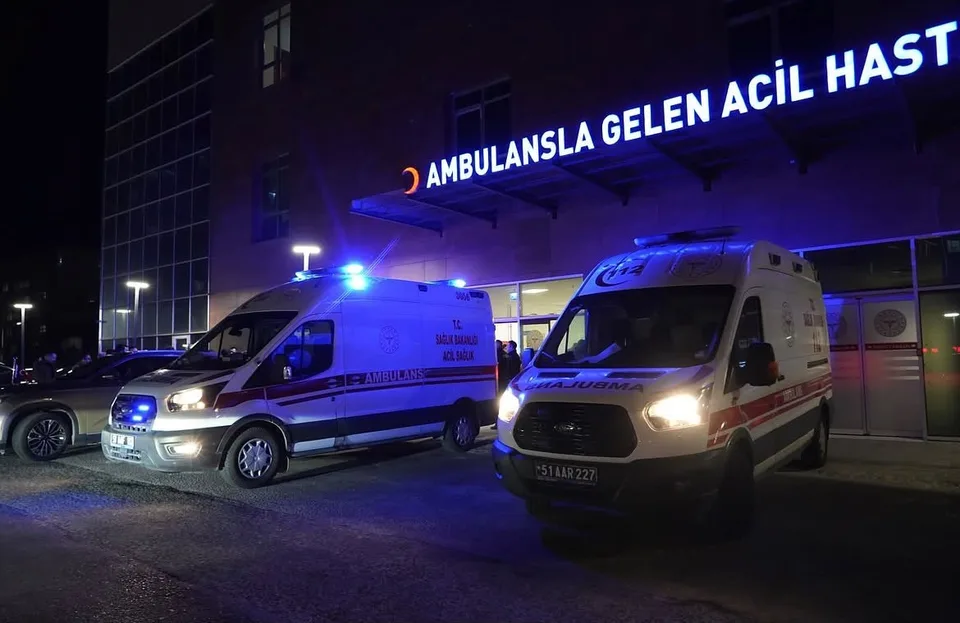 NİĞDE’NİN BOR İLÇESİNDE MISIR YÜKLÜ TIR İLE HAFİF TİCARİ ARACIN KAFA KAFAYA ÇARPIŞTIĞI KAZADA, 2 KİŞİ HAYATINI KAYBEDERKEN, TIR SÜRÜCÜSÜ YARALANDI.