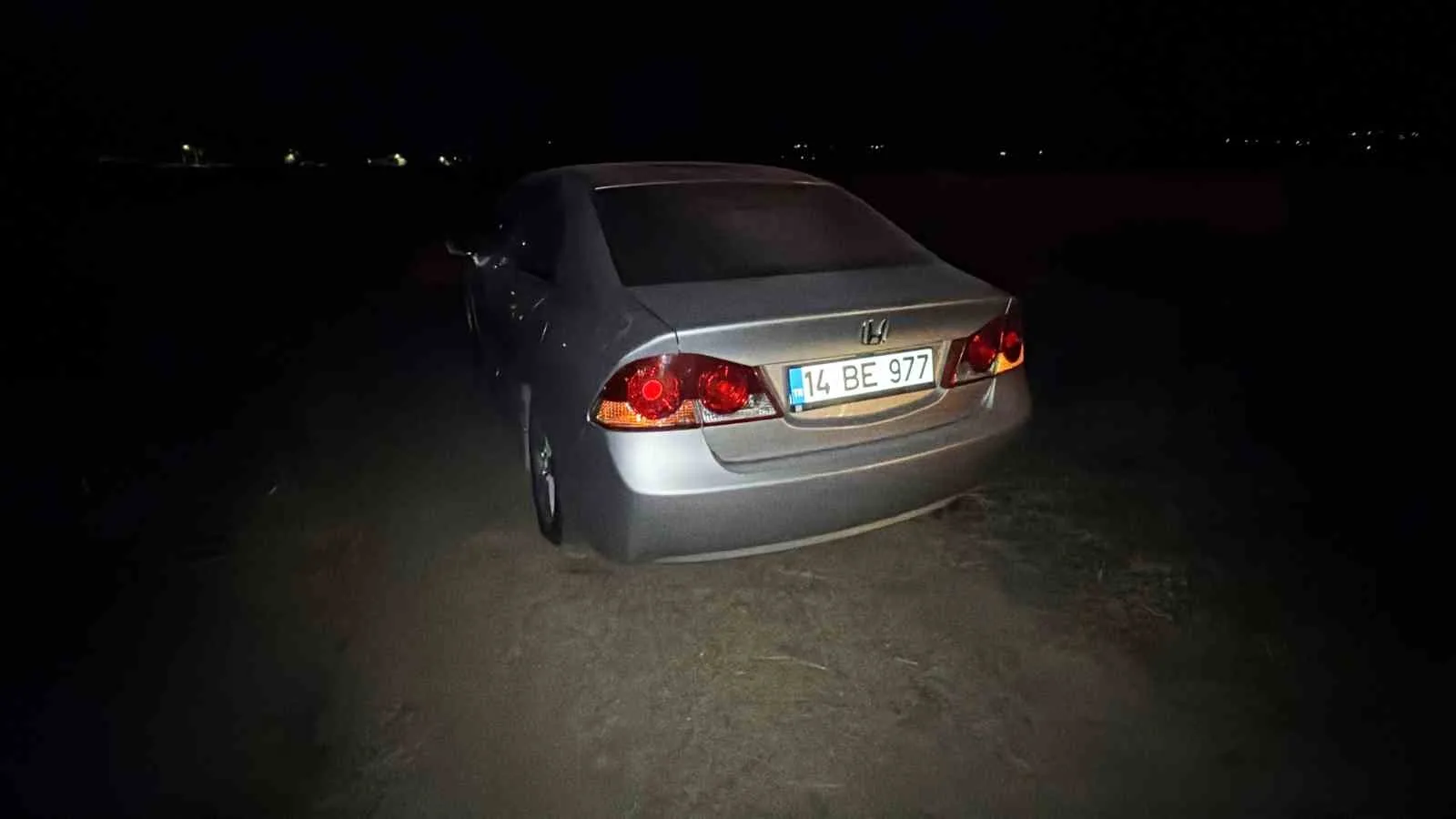 BOLU’DA PİKAP İLE KABAK YÜKLÜ TRAKTÖRÜN ÇARPIŞTIĞI, BİR OTOMOBİLİN İSE TARLAYA SAVRULDUĞU KAZADA 4 KİŞİ YARALANDI. KAZADA TRAKTÖRDEKİ KABAKLAR YOLA SAÇILDI.
