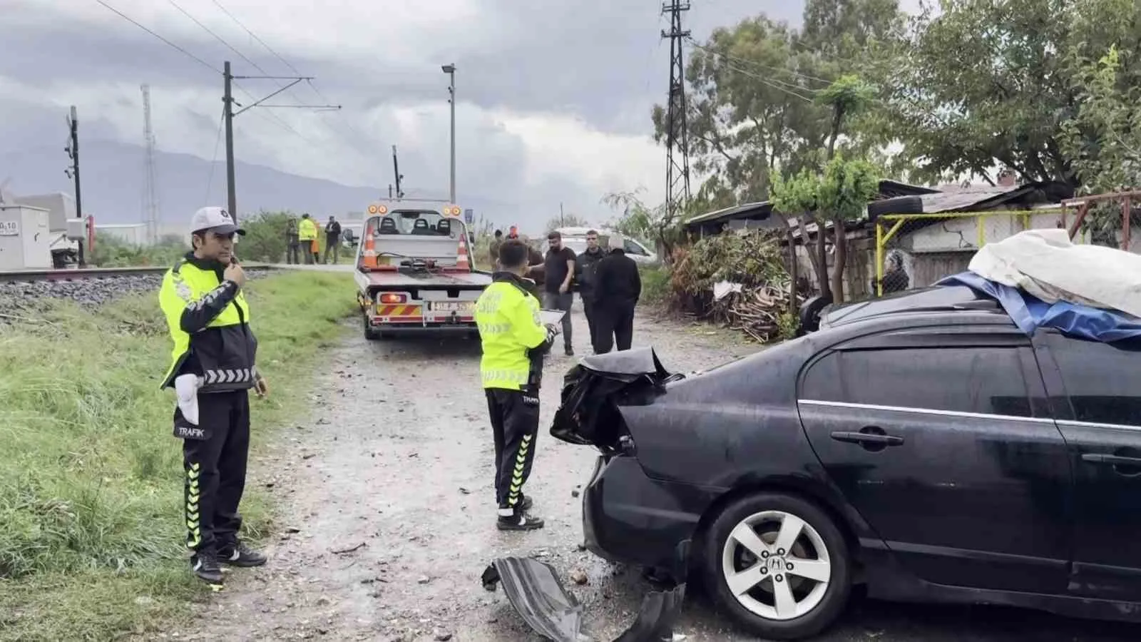 HATAY’DA HEMZEMİN GEÇİTTEN GEÇMEK İSTEYEN OTOMOBİLE TRENİN ÇARPMASIYLA YAŞANAN KAZADA 45 YAŞINDAKİ ANNE ÖLDÜ, 21 YAŞINDAKİ OĞLU YARALANDI. TRENİN, OTOMOBİLİ METRELERCE SÜRÜKLEDİĞİ ANLAR İSE KAMERAYA YANSIDI.