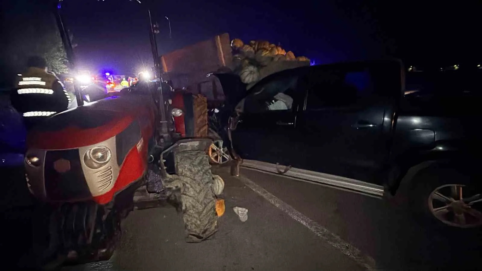 BOLU’DA PİKAP İLE KABAK YÜKLÜ TRAKTÖRÜN ÇARPIŞTIĞI, BİR OTOMOBİLİN İSE TARLAYA SAVRULDUĞU KAZADA 4 KİŞİ YARALANDI. KAZADA TRAKTÖRDEKİ KABAKLAR YOLA SAÇILDI.