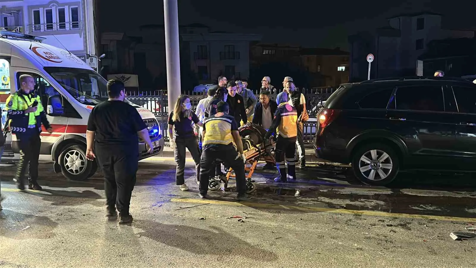 SAKARYA'NIN ADAPAZARI İLÇESİNDE GECE SAATLERİNDE 3 ARACIN KARIŞTIĞI TRAFİK KAZASINDA 4 KİŞİ YARALANDI.