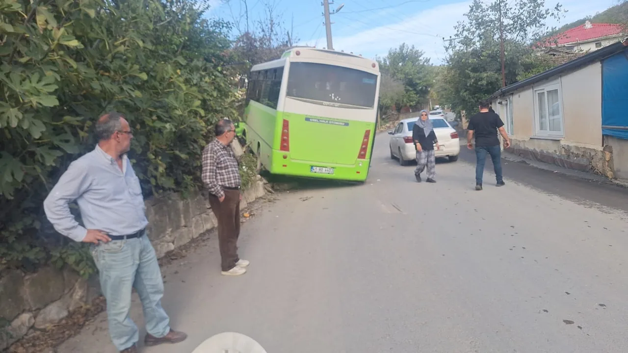 KOCAELİ’DE ÖZEL HALK OTOBÜSÜ DUVARA ÇARPTI, 10 YOLCU YARALANDI. YARALILAR, OLAY YERİNDEKİ İLK MÜDAHALELERİNİN ARDINDAN HASTANEYE KALDIRILDI.