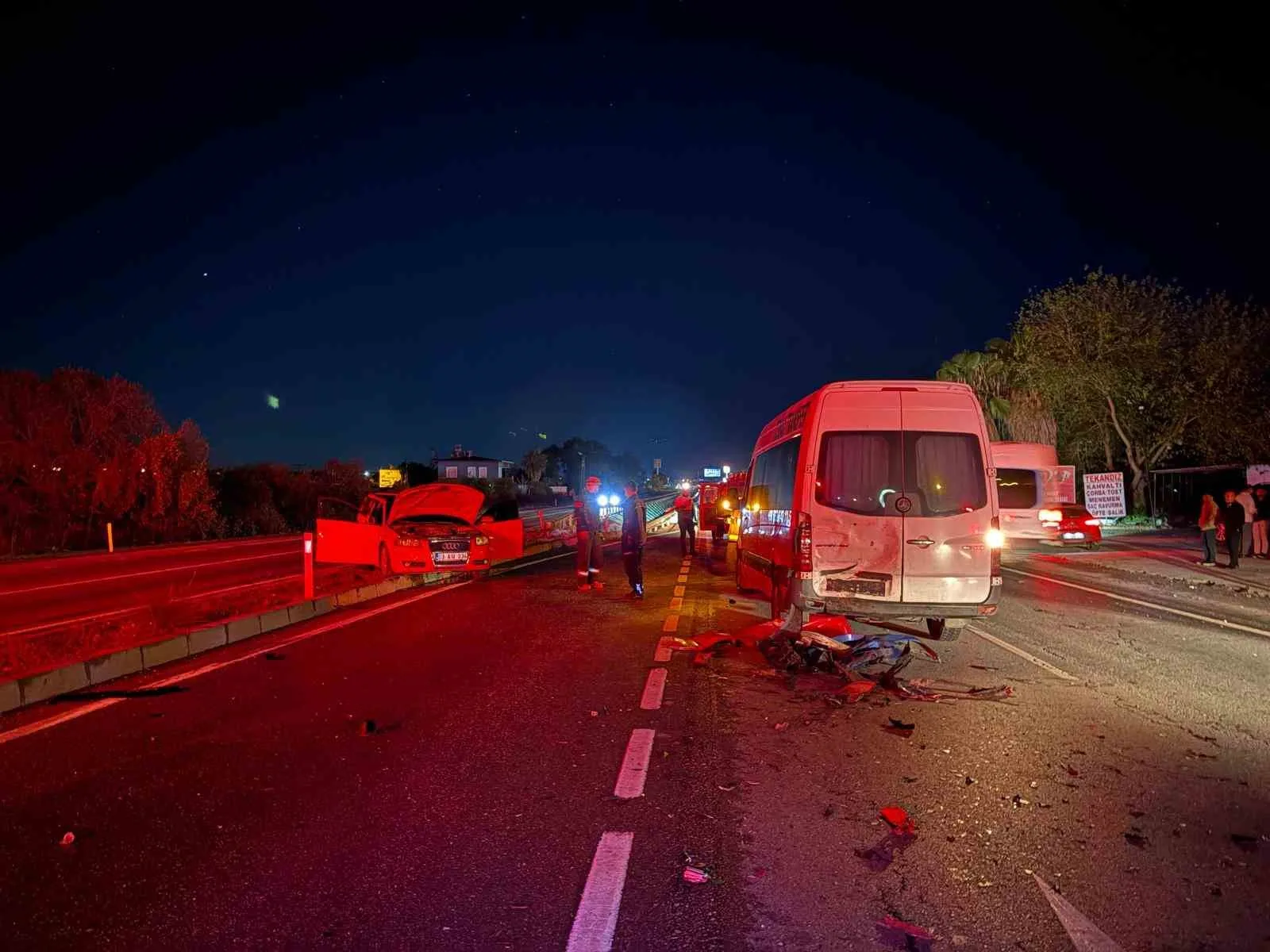 ANTALYA’NIN MANAVGAT İLÇESİNDE ALKOLLÜ SÜRÜCÜNÜN KULLANDIĞI OTOMOBİLİN AYNI İSTİKAMETTEKİ ARACA ÇARPMASI SONUCU MEYDANA GELEN ÜÇ ARAÇLI ZİNCİRLEME KAZADA 4 KİŞİ YARALANDI. KAZAYA KARIŞAN ARAÇTAKİLER VE ARAÇLARINI PARK EDEN DİĞER SÜRÜCÜLER, YARALILARIN YARDIMINA KOŞTU. O ANLAR GÜVENLİK KAMERASINA YANSIDI.
