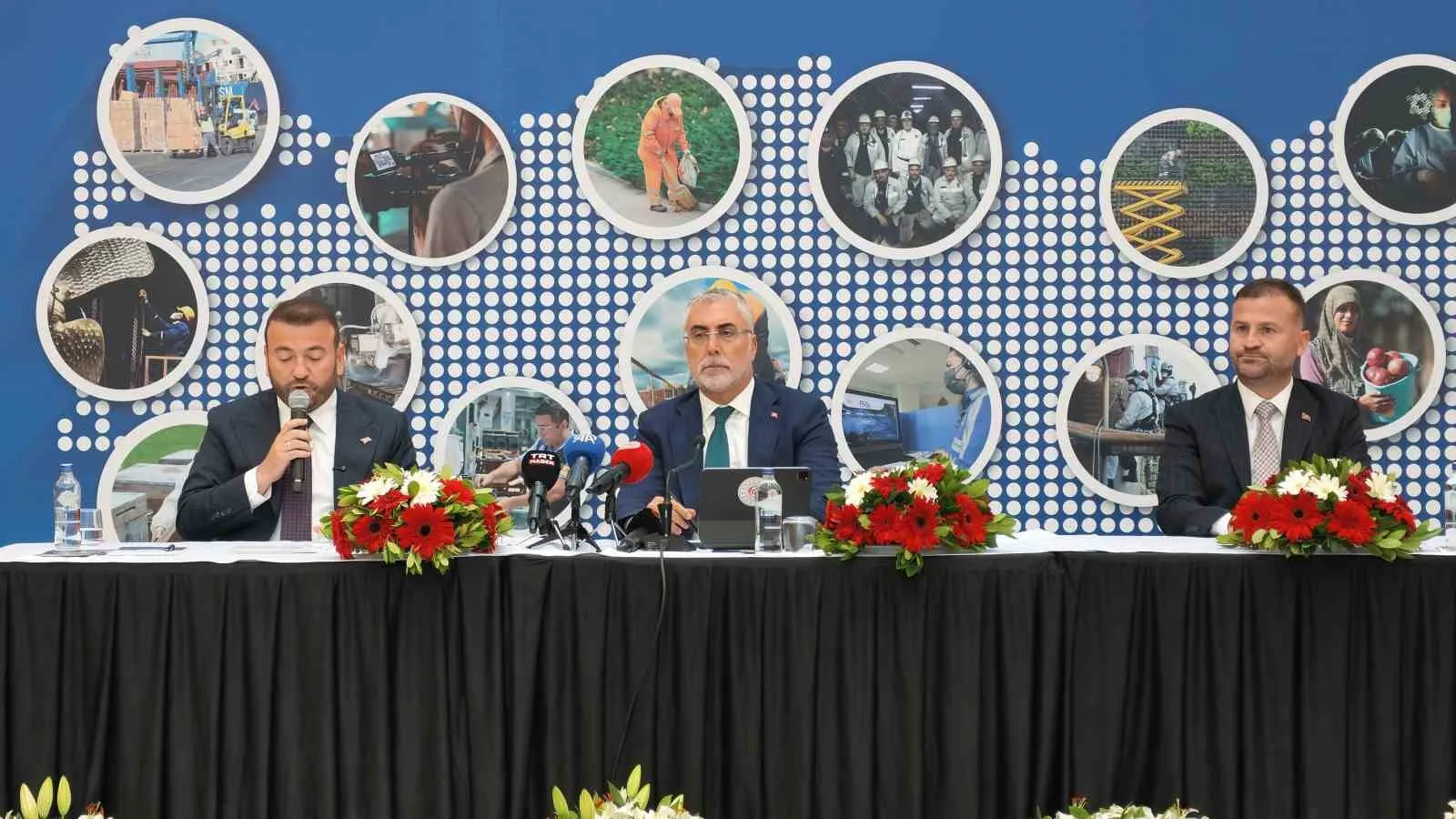 ÇALIŞMA VE SOSYAL GÜVENLİK BAKANI VEDAT IŞIKHAN, ARNAVUTKÖY'DE DÜZENLENEN TÜRKİYE YÜZYILI BULUŞMALARI PROGRAMINA KATILDI