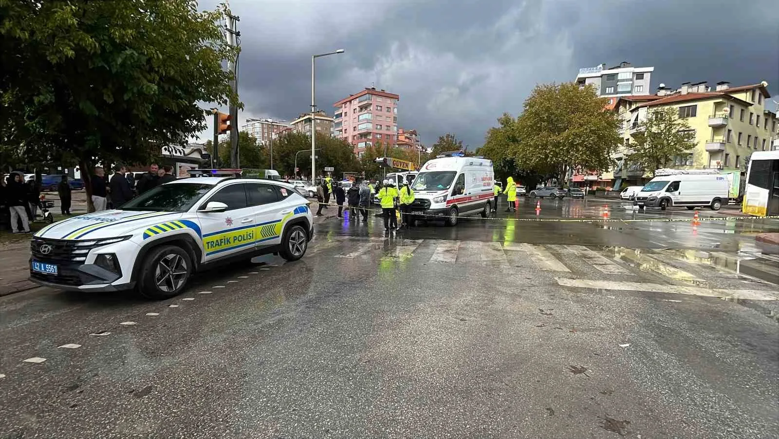 KONYA’DA YOLUN KARŞISINA GEÇMEYE ÇALIŞAN YAŞLI KADINA NAKLİYE KAMYONU ÇARPTI. KAZADA YAŞLI KADIN HAYATINI KAYBETTİ.