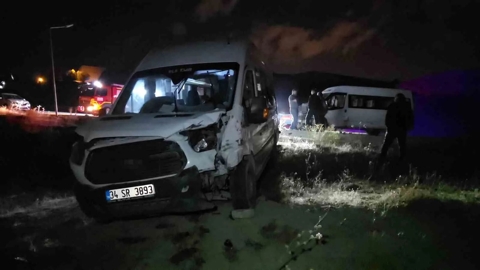 VAN’IN EDREMİT İLÇESİNDE TEKSTİL İŞÇİLERİNİ TAŞIYAN SERVİS MİNİBÜSLERİN ÇARPIŞMASI SONUCU MEYDANA GELEN TRAFİK KAZASINDA 8 KİŞİ YARALANDI.