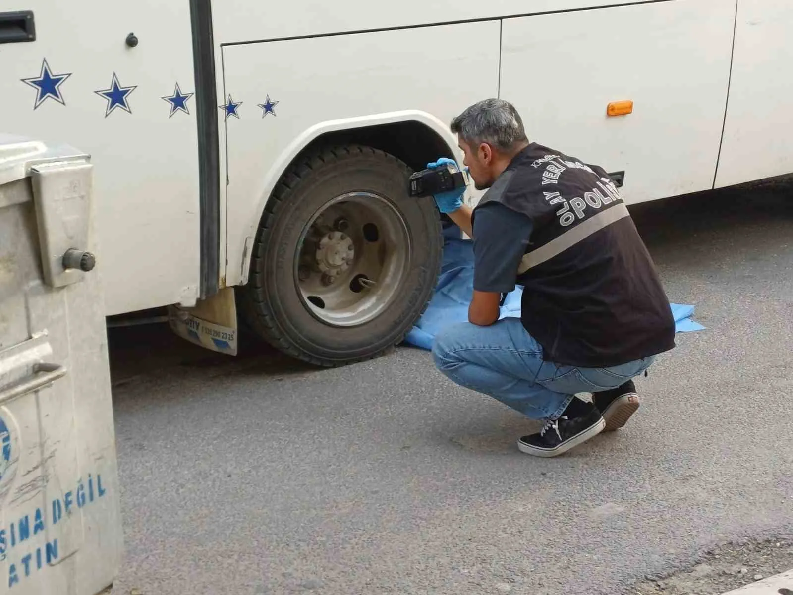 MANİSA’NIN SALİHLİ İLÇESİNDE İŞÇİ SERVİS MİNİBÜSÜNÜN ÇARPTIĞI 8 YAŞINDAKİ BİSİKLETLİ ÇOCUK, OLAY YERİNDE HAYATINI KAYBETTİ. KAZANIN ARDINDAN MİNİBÜS SÜRÜCÜSÜ GÖZALTINA ALINIRKEN, ARAÇ TRAFİKTEN MEN EDİLDİ.