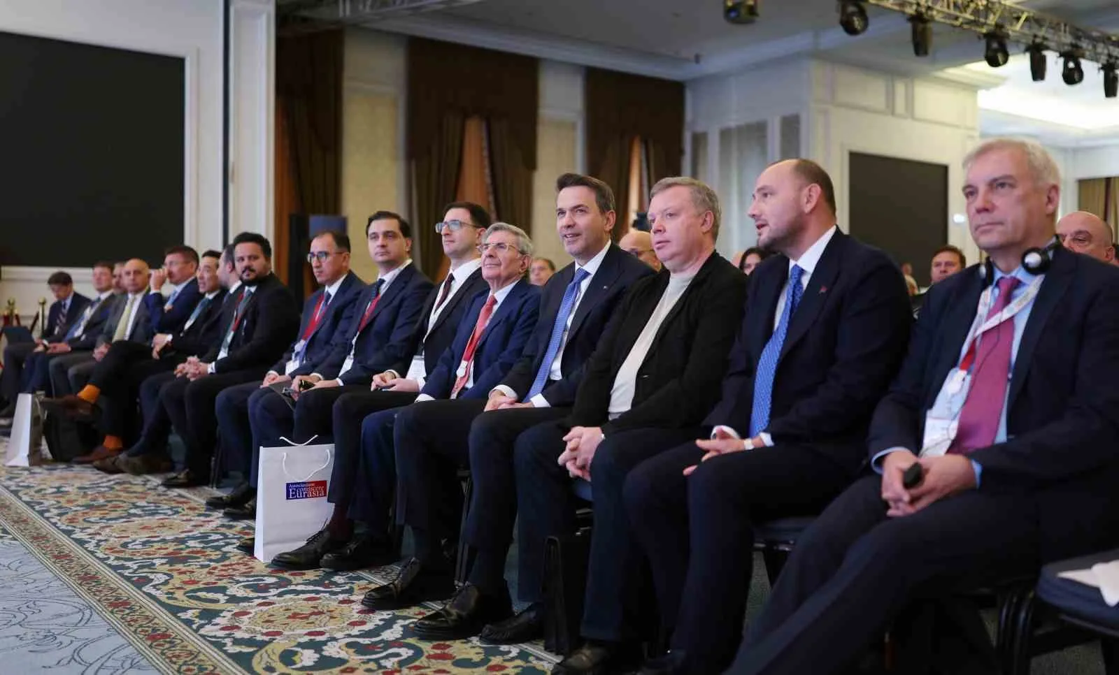 ENERJİ VE TABİİ KAYNAKLAR BAKANI ALPASLAN BAYRAKTAR, "PETROL VE DOĞAL GAZIN ÖNÜMÜZDEKİ YILLARDA DA KÜRESEL ENERJİ KARMASININ ÖNEMLİ BİLEŞENLERİ OLMAYA DEVAM EDECEĞİNİ KABUL EDİYORUZ. KARADENİZ'DEKİ 785 MİLYAR METREKÜPLÜK DOĞAL GAZ KEŞFİMİZ, TÜRKİYE'NİN İÇ ÜRETİM GÖRÜNÜMÜNÜ KÖKTEN DEĞİŞTİRDİ. SAKARYA GAZ SAHASI'NDA ÜRETİM GÜNDE YAKLAŞIK 10 MİLYON METREKÜPE ULAŞTI. BUNU BU YILIN SONUNA KADAR İKİ KATINA ÇIKARMAYI VE 2028 YILINA KADAR GÜNDE 45 MİLYON METREKÜPE ULAŞTIRMAYI HEDEFLİYORUZ" DEDİ.