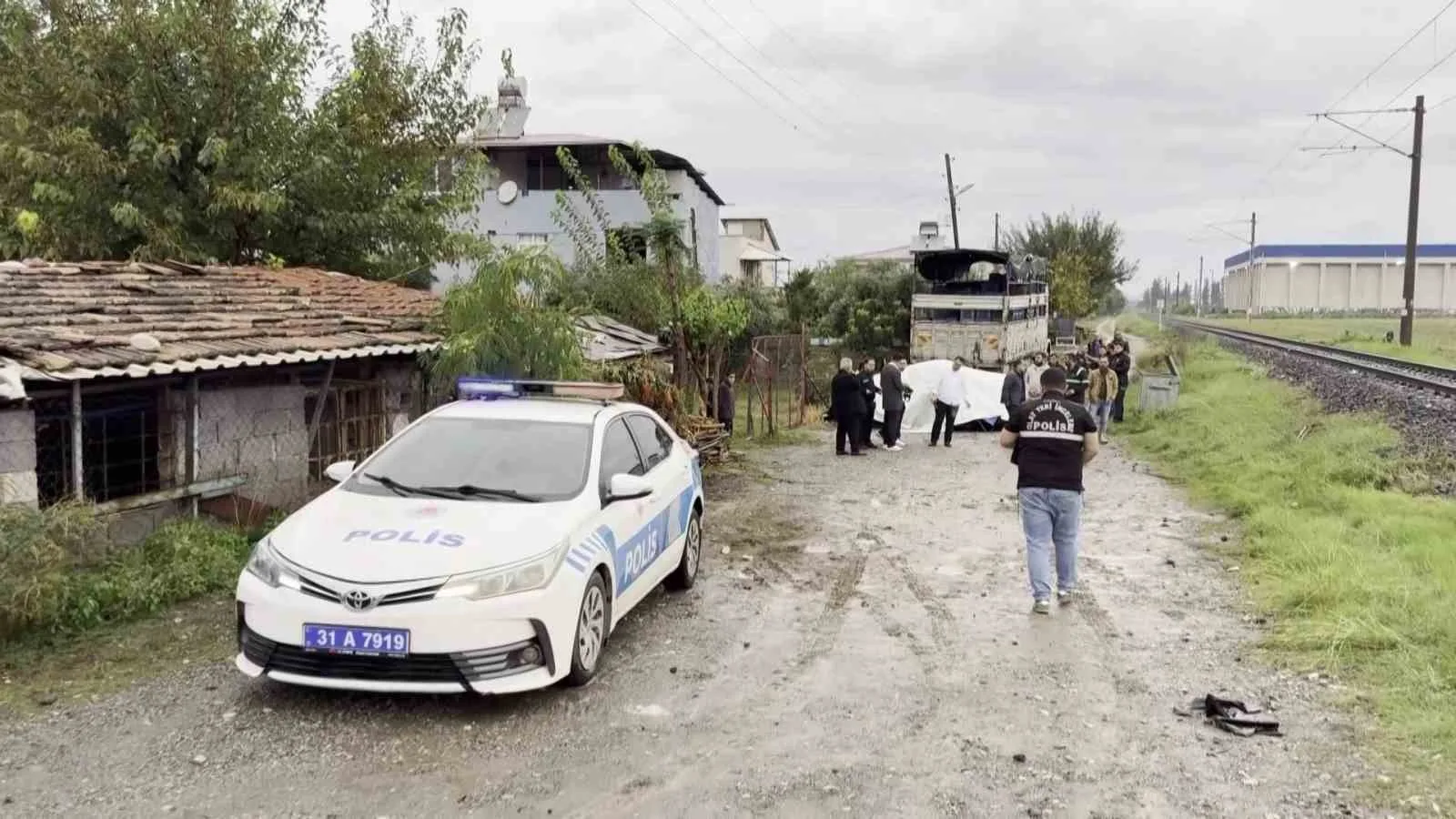 HATAY’DA HEMZEMİN GEÇİTTEN GEÇMEK İSTEYEN OTOMOBİLE TRENİN ÇARPMASIYLA YAŞANAN KAZADA 45 YAŞINDAKİ ANNE ÖLDÜ, 21 YAŞINDAKİ OĞLU YARALANDI. TRENİN, OTOMOBİLİ METRELERCE SÜRÜKLEDİĞİ ANLAR İSE KAMERAYA YANSIDI.