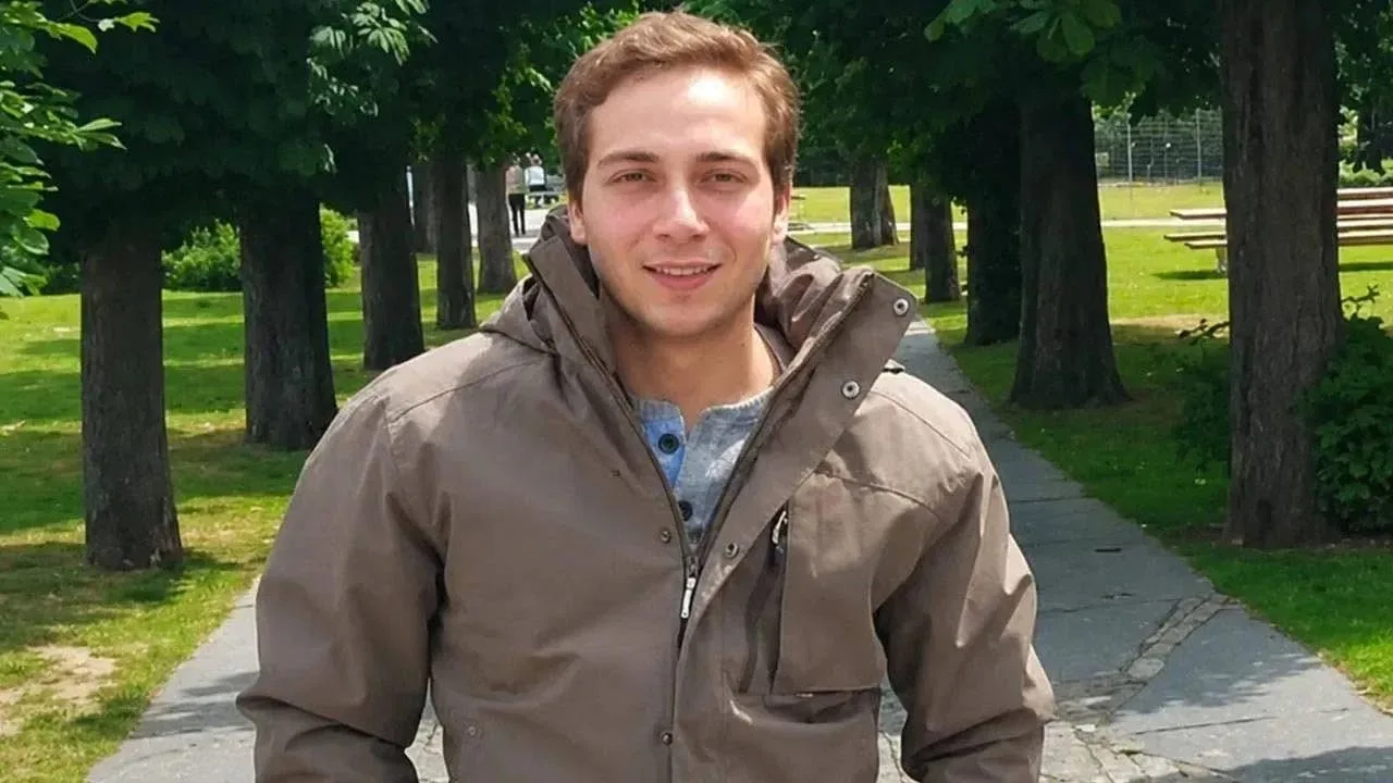 DORUKHAN BÜYÜKIŞIK'IN SIRTINA DEMİR ÇUBUKLA VURULARAK ÖLDÜRÜLMÜŞ OLABİLECEĞİ DEĞERLENDİRMESİNE VE DELİLLERİN KARARTILDIĞI YÖNÜNDEKİ SOMUT BULGULARA İDDİANAMEDE YER VERİLDİ.