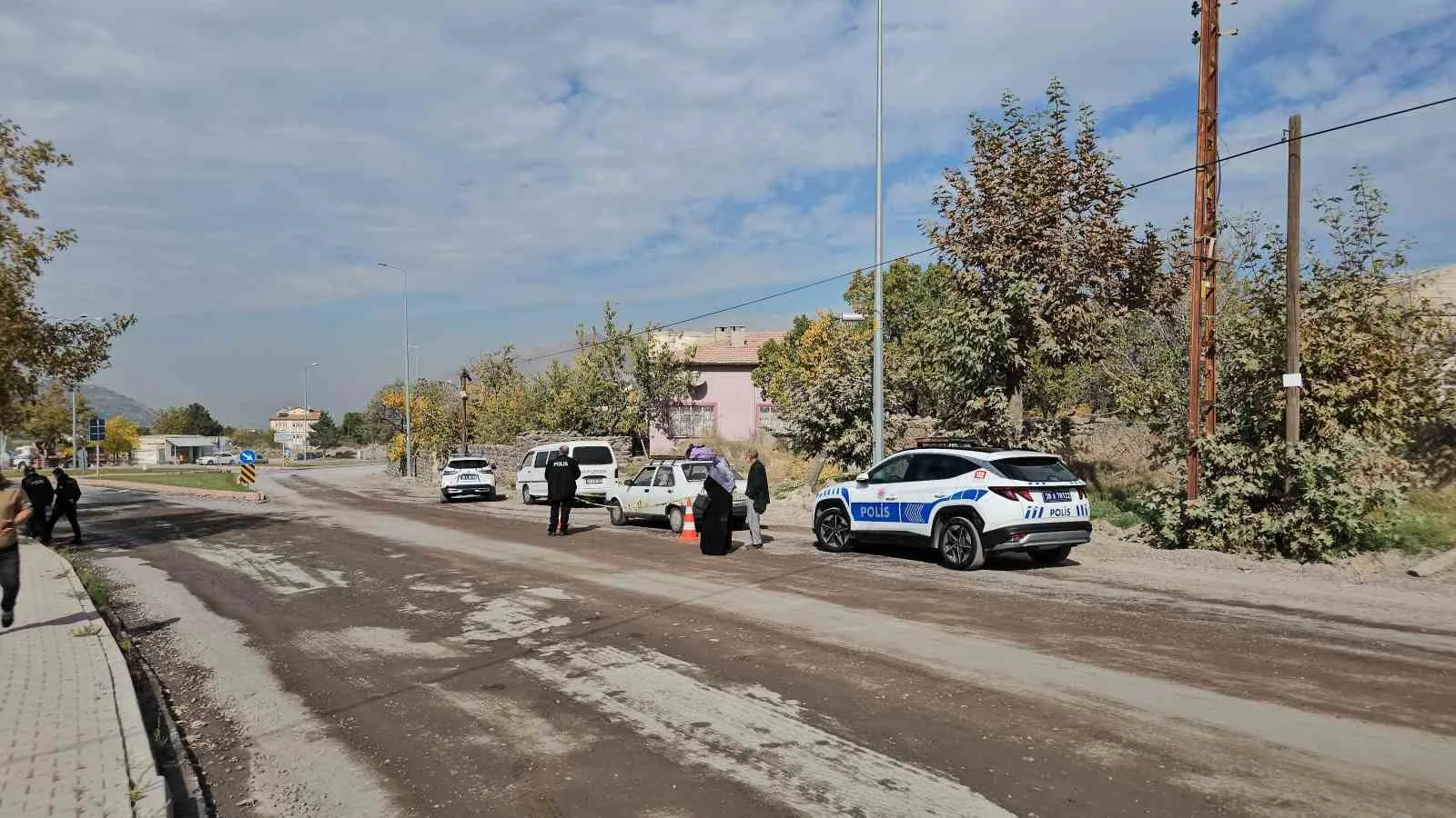 KAYSERİ'NİN HACILAR İLÇESİNDE EVİNDE FENALAŞAN VE YAKINLARI TARAFINDAN HASTANEYE GÖTÜRÜLEN YAŞLI KADIN ARAÇ İÇERİSİNDE VEFAT ETTİ.