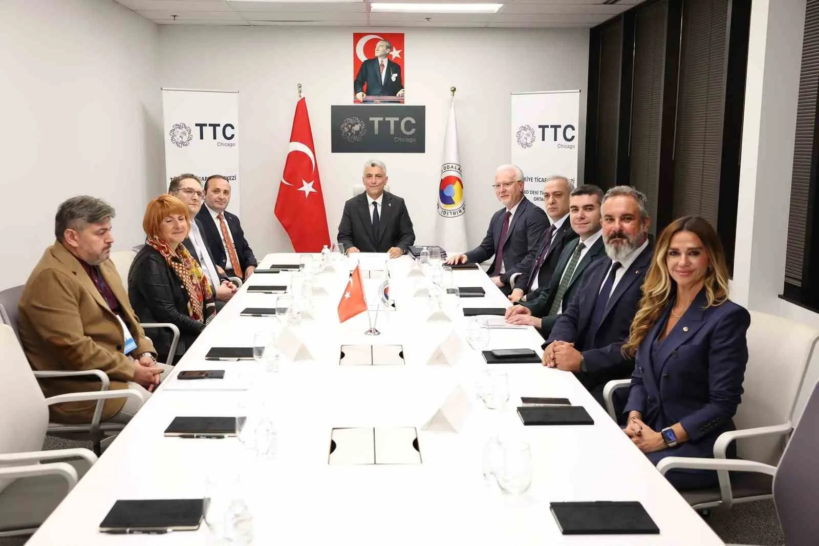 TİCARET BAKANI ÖMER BOLAT, "2025 YILINDA 38,5 MİLYAR DOLAR OLAN DIŞ TİCARET HACMİMİZİN, 2026 YILI SONUNDA YÜZDE 10 CİVARINDA ARTIŞLA 42-43 MİLYAR DOLAR SEVİYESİNE, 2028 YILI SONUNDA İSE 50 MİLYAR DOLARA ULAŞMASINI ÖNGÖRÜYORUZ" DEDİ.