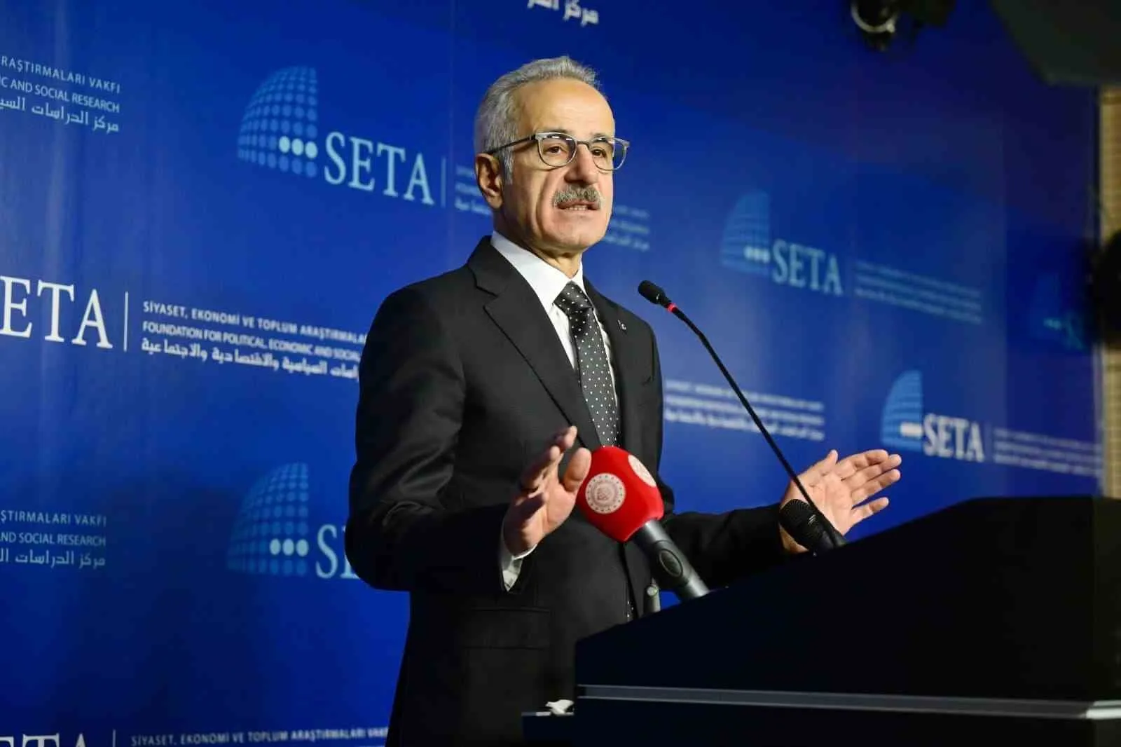 ULAŞTIRMA VE ALTYAPI BAKANI ABDULKADİR URALOĞLU, KALKINMA YOLU PROJESİ'NE İLİŞKİN, "ÜLKEMİZ AÇISINDAN PROJENİN 10 YILLIK PERİYOTTA EKONOMİMİZE YAKLAŞIK 55 MİLYAR DOLARLIK KATKI SAĞLAMASINI VE ÜRETİM İLE LOJİSTİK MERKEZLERİNİN KONUMLANDIRILMASIYLA HER YIL ORTALAMA 70 BİN VATANDAŞIMIZA İSTİHDAM İMKANI OLUŞTURMASINI ÖNGÖRÜYORUZ" DEDİ.