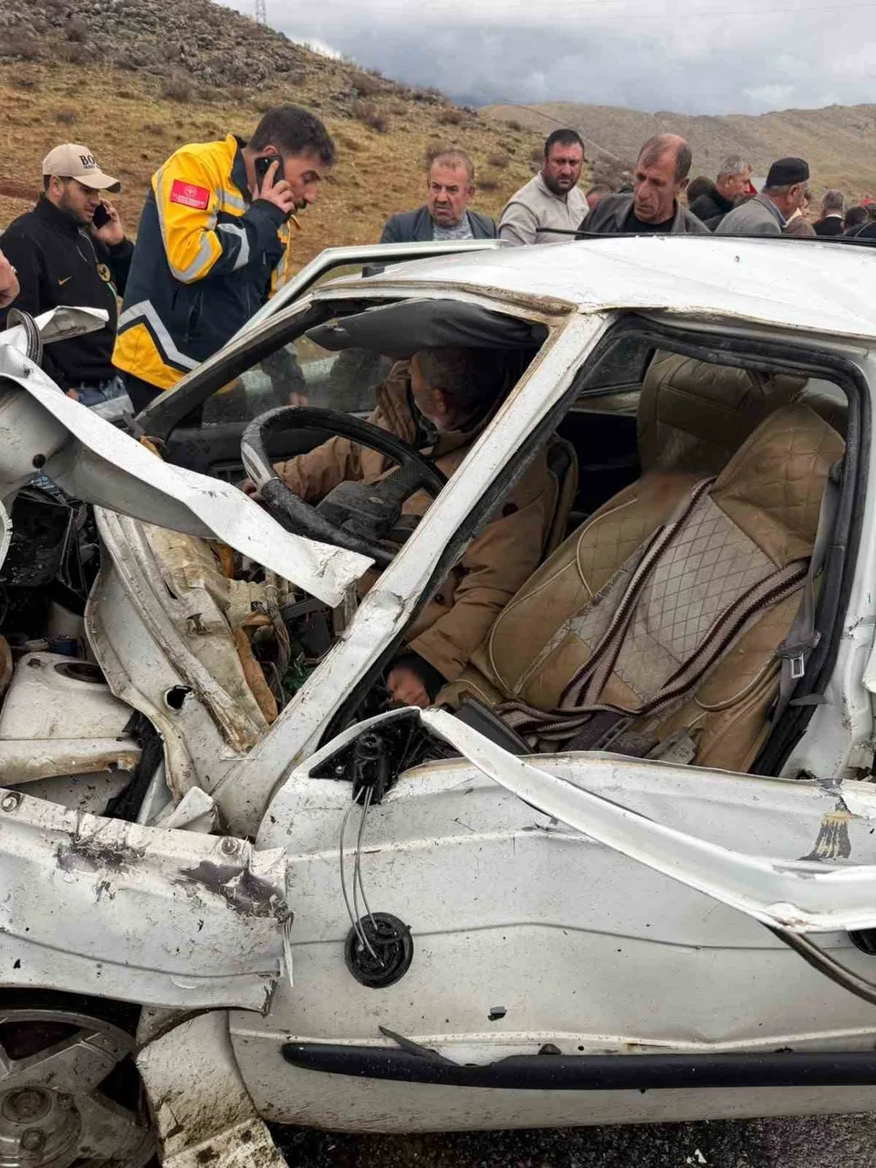 BİTLİS'TE İKİ OTOMOBİLİN ÇARPIŞMASI SONUCU 5 KİŞİ YARALANDI.