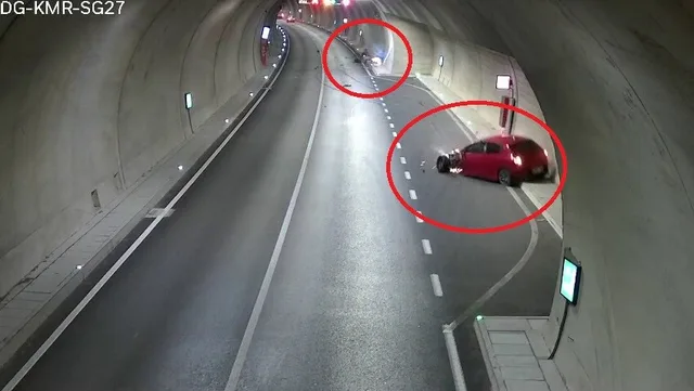 KAZANIN GÜVENLİK KAMERASI GÖRÜNTÜLERİ ORTAYA ÇIKARKEN, GÖRÜNTÜLERDE OTOMOBİLİN KENDİ ŞERİDİNDEN ÇIKARAK MOTOSİKLETE ÇARPTIĞI ANLAR SANİYE SANİYE KAYDEDİLDİ.