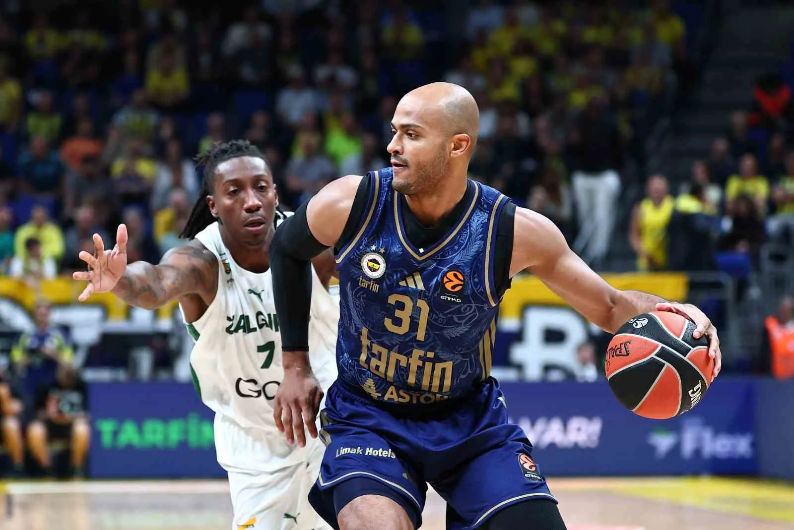 EUROLEAGUE'İN 5. HAFTASINDA FENERBAHÇE, KONUK ETTİĞİ LİTVANYA EKİBİ ZALGİRİS KAUNAS'I 99-80'LİK SKORLA MAĞLUP ETTİ. SARI-LACİVERTLİLER, LİGDE 4. GALİBİYETİNİ ELDE ETTİ.