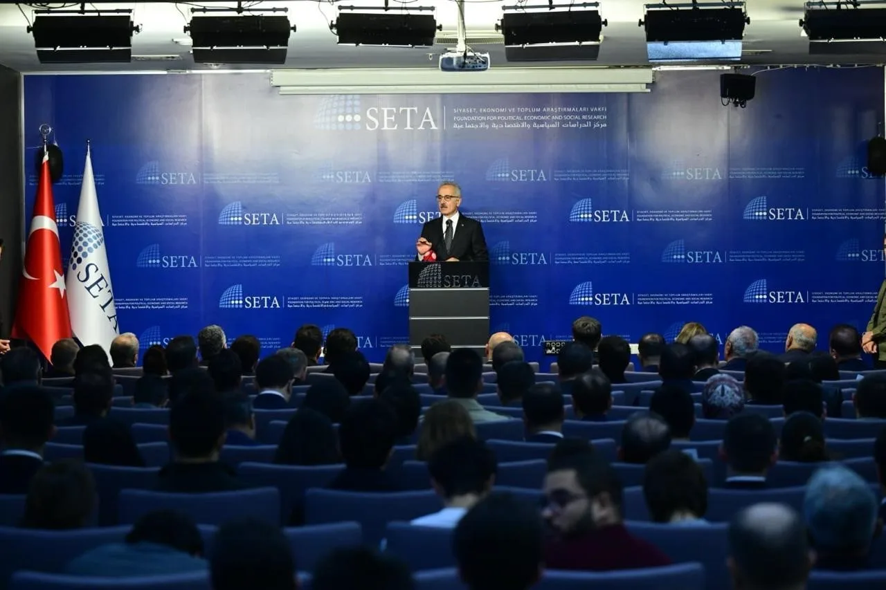 ULAŞTIRMA VE ALTYAPI BAKANI ABDULKADİR URALOĞLU, KALKINMA YOLU PROJESİ'NE İLİŞKİN, "ÜLKEMİZ AÇISINDAN PROJENİN 10 YILLIK PERİYOTTA EKONOMİMİZE YAKLAŞIK 55 MİLYAR DOLARLIK KATKI SAĞLAMASINI VE ÜRETİM İLE LOJİSTİK MERKEZLERİNİN KONUMLANDIRILMASIYLA HER YIL ORTALAMA 70 BİN VATANDAŞIMIZA İSTİHDAM İMKANI OLUŞTURMASINI ÖNGÖRÜYORUZ" DEDİ.