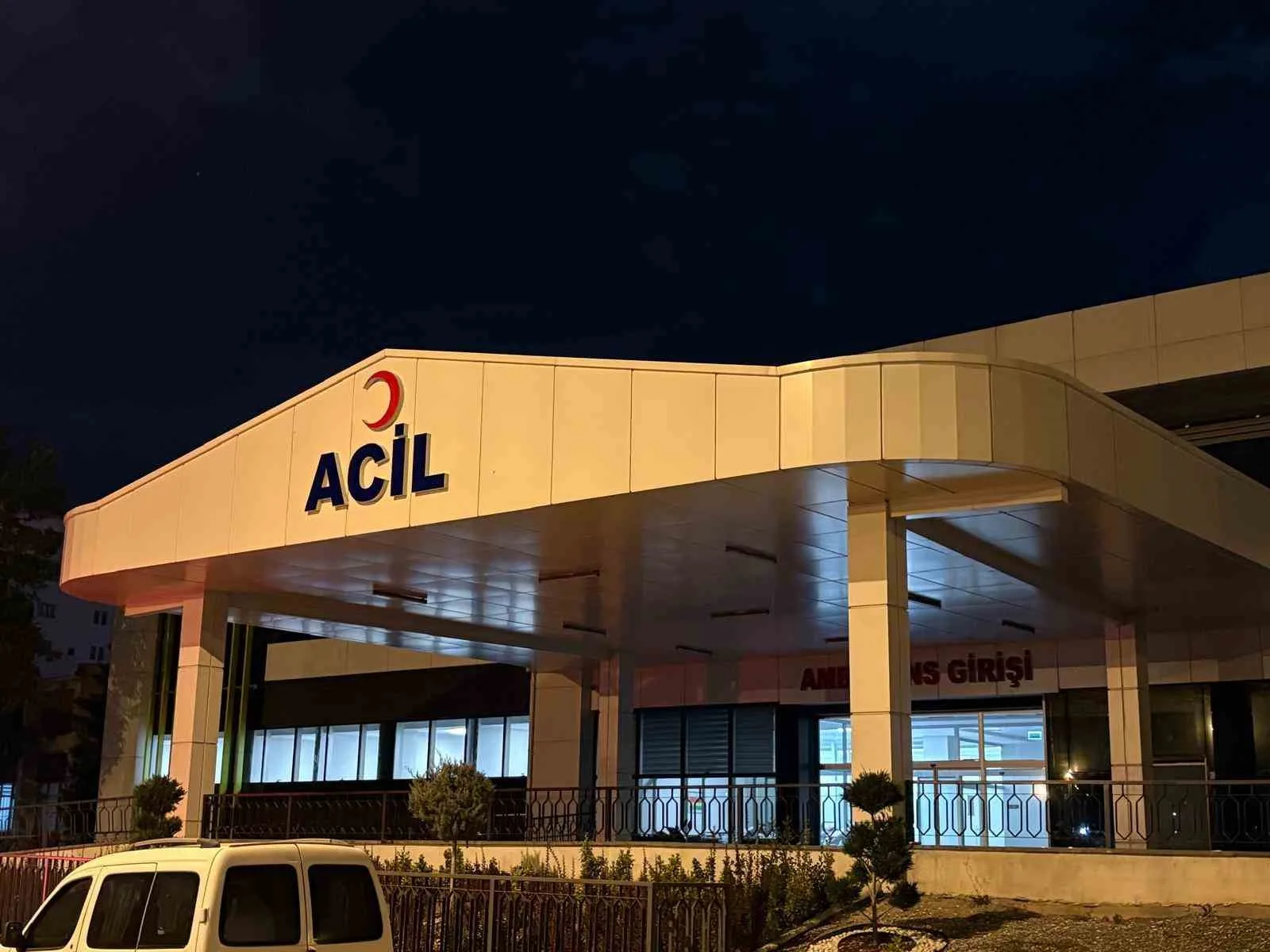 KAYSERİ’NİN HACILAR İLÇESİNDE KAYALIK ALANDA YÜRÜYEN BABASININ KUCAĞINDAYKEN, KAYADAN KOPAN TAŞ PARÇASININ BAŞINA İSABET ETMESİ SONUCU AĞIR YARALANAN 3 YAŞINDAKİ BEBEK, HASTANEDE HAYATINI KAYBETTİ.