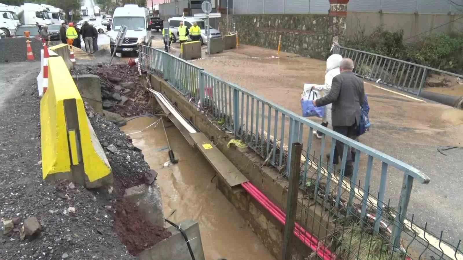 İSTANBUL'DA YAŞANAN SAĞANAK YAĞIŞLARIN ARDINDAN ŞİLE'DE ALTINDAN DERE AKAN BİR KÖPRÜDE KISMİ ÇÖKME YAŞANDI.