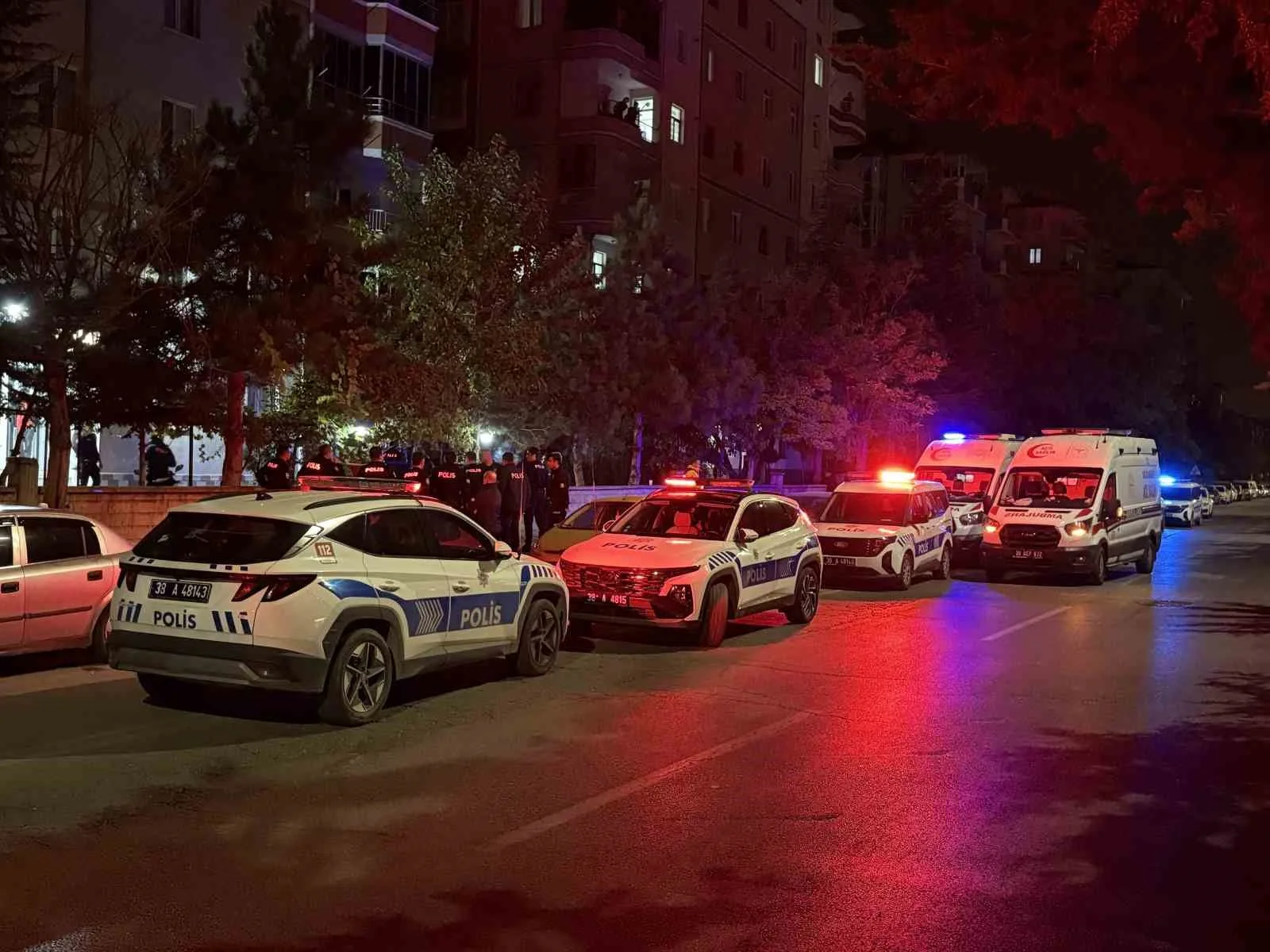 KAYSERİ’NİN MELİKGAZİ İLÇESİNDE BABASINI BIÇAKLAYARAK ÖLDÜREN ŞAHIS DAHA SONRASINDA İNTİHARA KALKIŞTI. ŞÜPHELİ OĞUL İLK MÜDAHALENİN ARDINDAN POLİS EKİPLERİNİN EŞLİĞİNDE HASTANEYE KALDIRILDI.