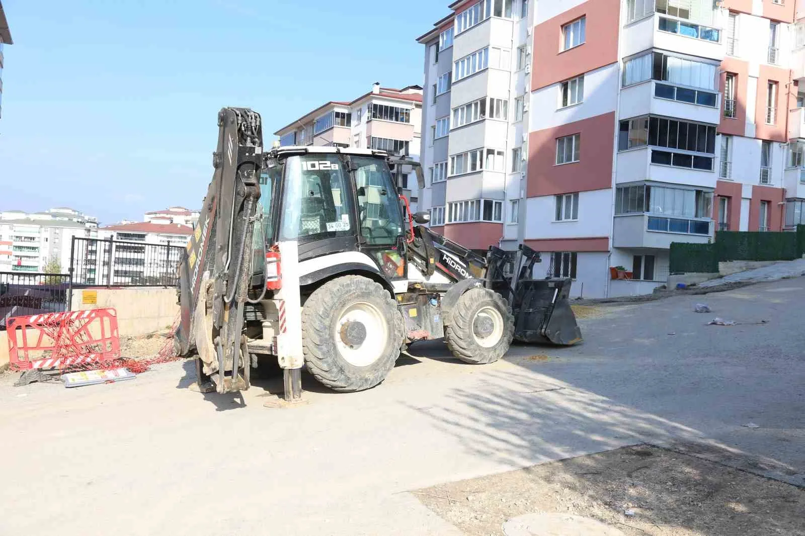 KASTAMONU'DA GERİ MANEVRA YAPAN İŞ MAKİNESİNİN ÇARPTIĞI KADIN HAYATINI KAYBETTİ.