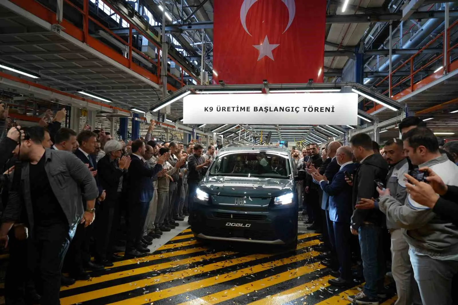 BURSA OTOMOTİV SANAYİSİNDE YENİ BİR DÖNEM BAŞLADI. TOFAŞ'IN BURSA FABRİKASINDA 300 MİLYON DOLARLIK YATIRIMLA HAYATA GEÇİRİLEN K9 PROJESİ KAPSAMINDA CİTRON, FİAT, OPEL VE PEUGEOT MARKALARI İÇİN ÜRETİLECEK HAFİF TİCARİ ARAÇLAR ÜRETİM BANDINDAN İNDİ.
