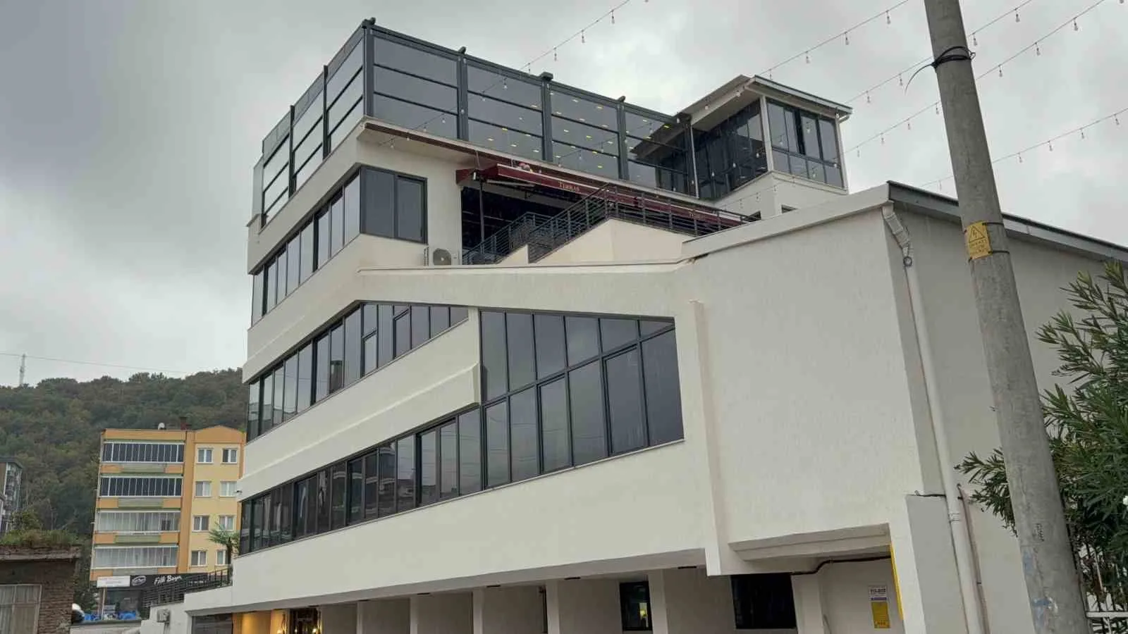 SAMSUN’UN ATAKUM İLÇESİNDE BİR RESTORANIN 4. KATINDA YEMEK SERVİS ASANSÖRÜYLE UĞRAŞTIĞI SIRADA ASANSÖR KABİNİYLE BİRLİKTE ZEMİNE DÜŞEN GARSON OĞUZHAN ŞANLI (31) KALDIRILDIĞI HASTANEDE HAYATINI KAYBETTİ.