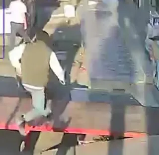 A.E.’İN, ELİNDE TABANCA İLE KOŞUP İŞYERİNE GİRMESİ ARDINDAN SALDIRIYI YAPIP KAÇTIĞI ANLAR ANBEAN GÜVENLİK KAMERASINA YANSIDI.
